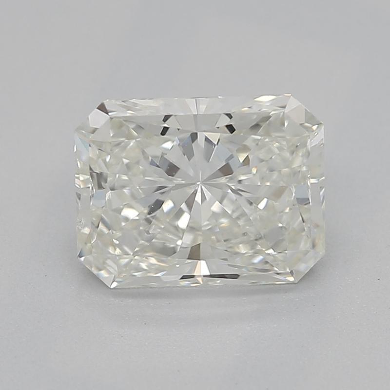 Eleva la tua collezione con questo squisito anello di diamanti con una pietra centrale mozzafiato e radiosa J SI2 0,90. Lo squisito design presenta un'incastonatura a griffe che esalta la naturale brillantezza del diamante, mentre un'elegante