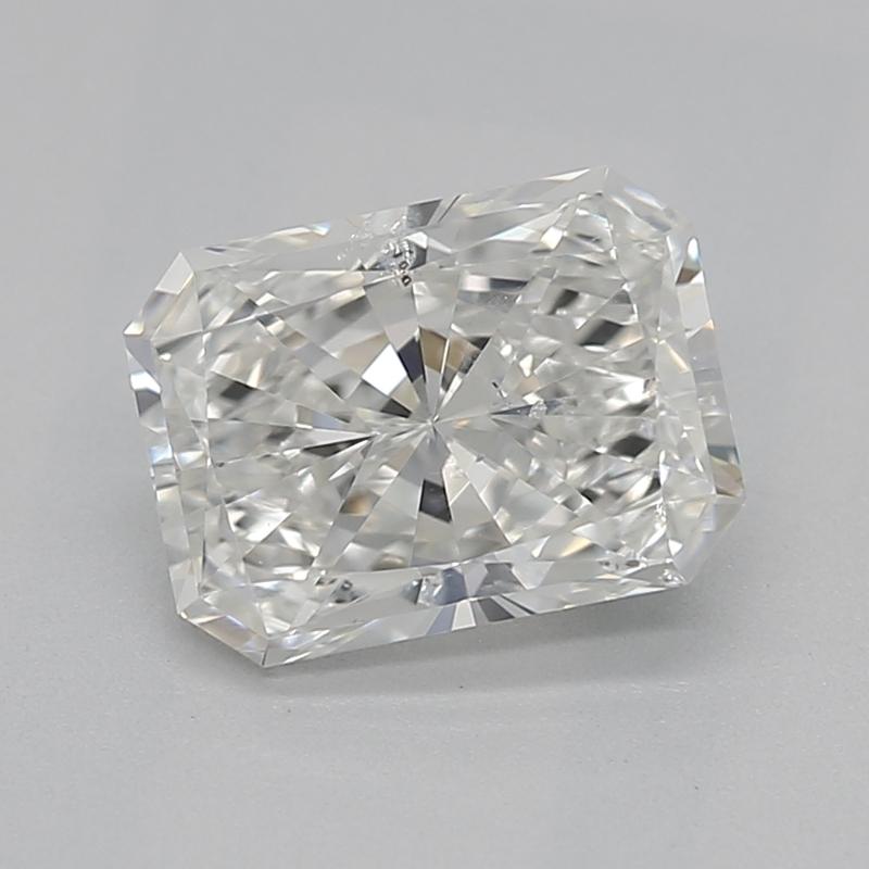 Fabriquée à la main à New York, cette magnifique bague à diamant radiant est ornée d'une pierre centrale captivante de 0,90 avec un indice de pureté I et I1, cette pièce rayonne d'élégance et de sophistication. Confectionné dans un luxueux or blanc,