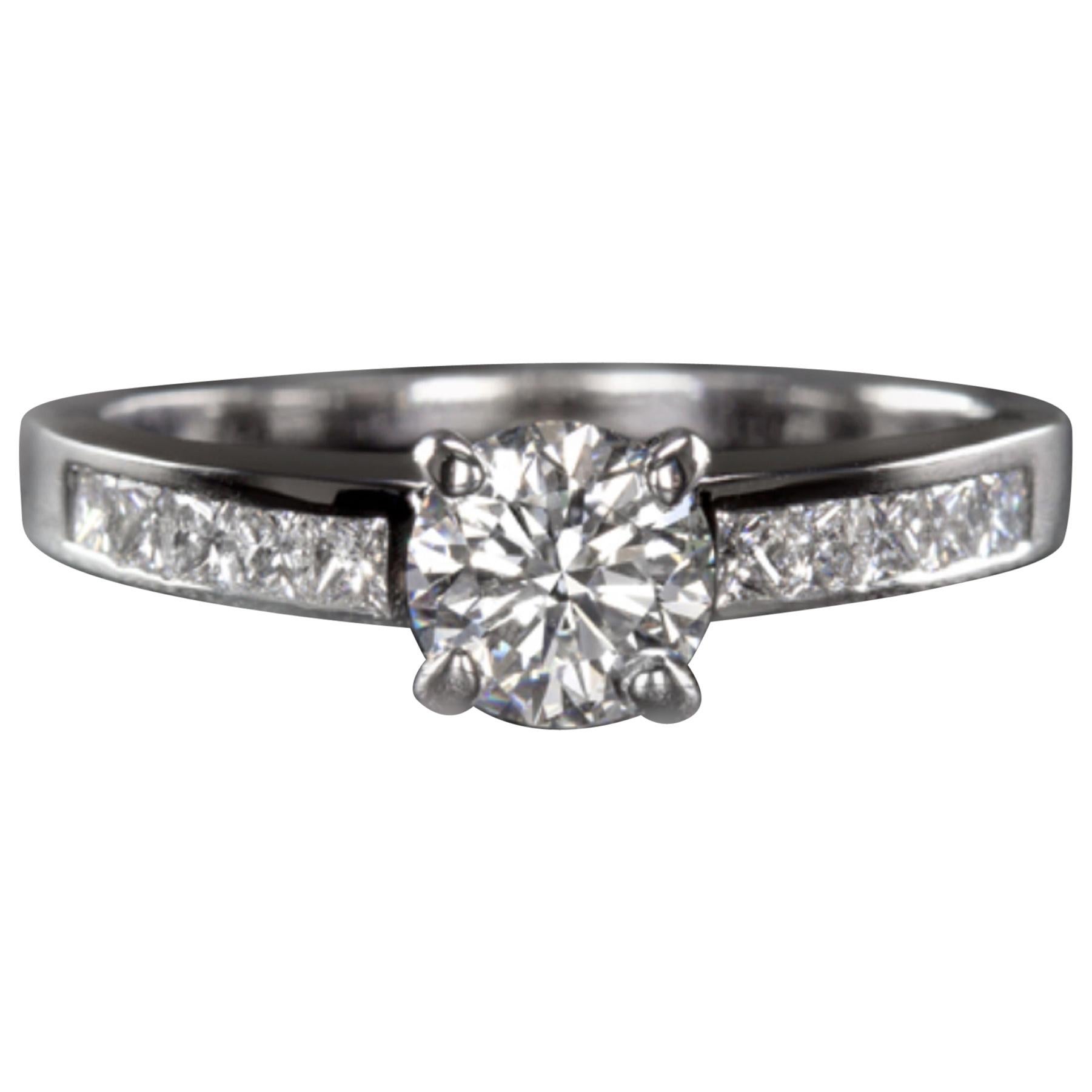 Bague en or 18 carats, certifiée GIA, de 0,90 carat, taille ronde, F VS1, triple excellent diamant en vente