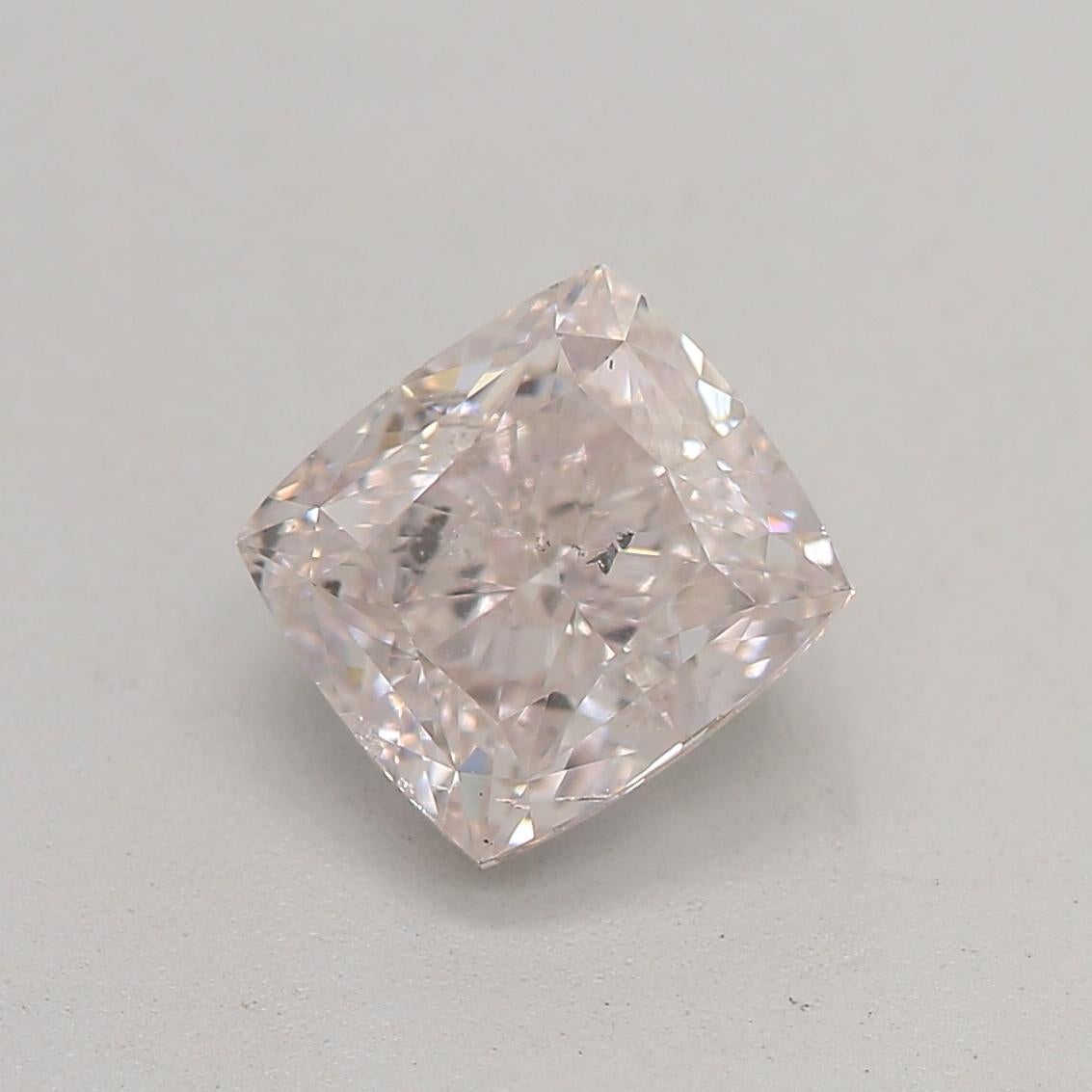 Certificato: GIA 
Numero del rapporto: 2367402238
Forma e taglio: Cuscino
Peso in carati: 0,90 carati
Misure: 5,40 x 4,94 x 3,58 mm
Grado di colore: Rosa molto chiaro

CARATTERISTICHE DEL DIAMANTE:

Questo diamante Very Light Pink è un diamante
