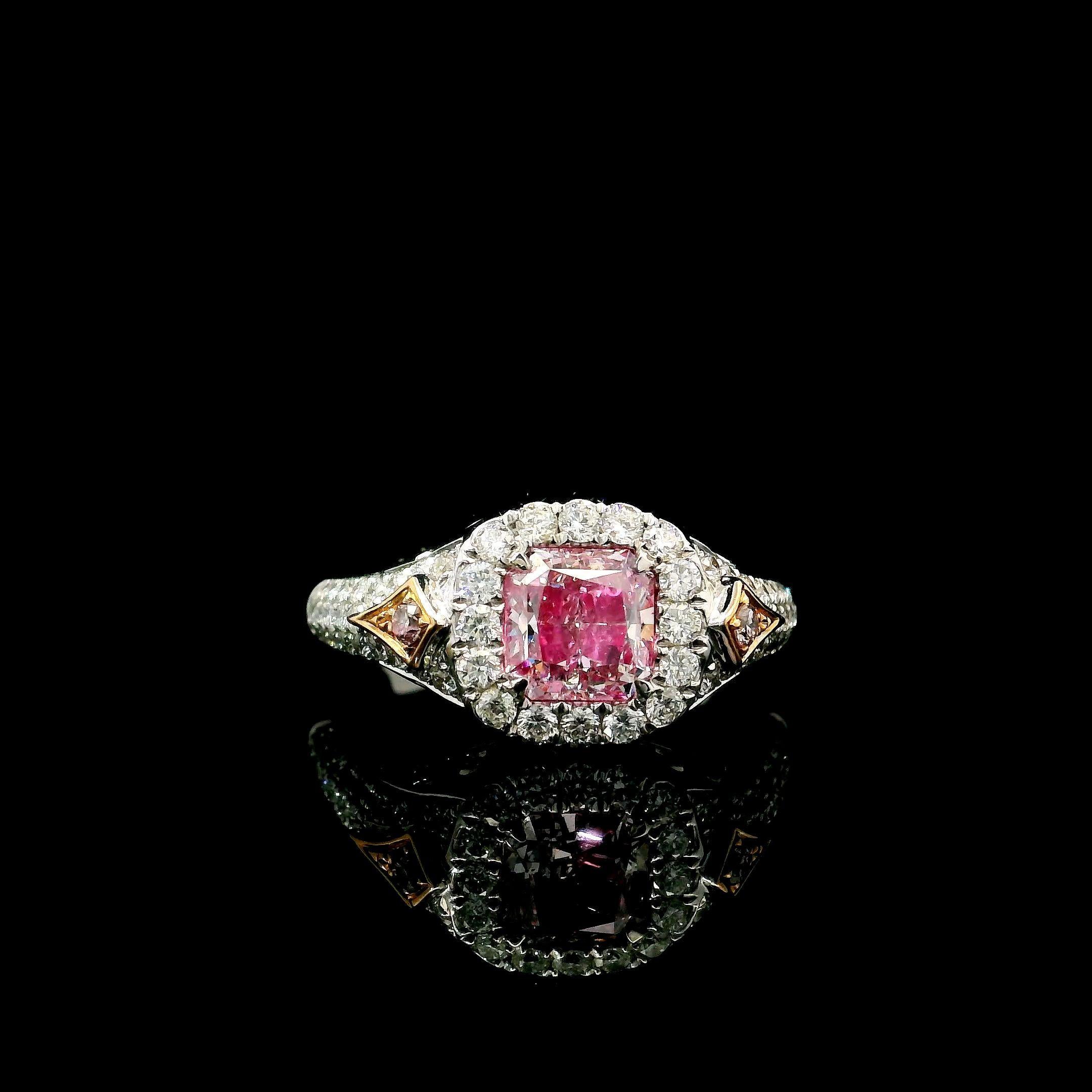 Anello in oro bianco 18 carati con diamanti
  
  Colore e caratura dell'oro: Oro bianco 18kt
  Peso: 4.09 grammi
  
  Imposta con...
  Tipo di pietra: Diamanti
  Forma: Radiante
  Carati: 0,90 ct
  Colore: Rosa molto chiaro
  Chiarezza: SI2
  
 