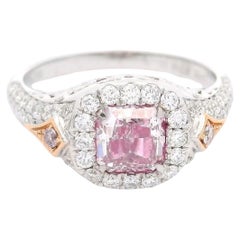 Anillo de diamantes certificado por el GIA de 0,90 quilates de color rosa muy claro y claridad SI2