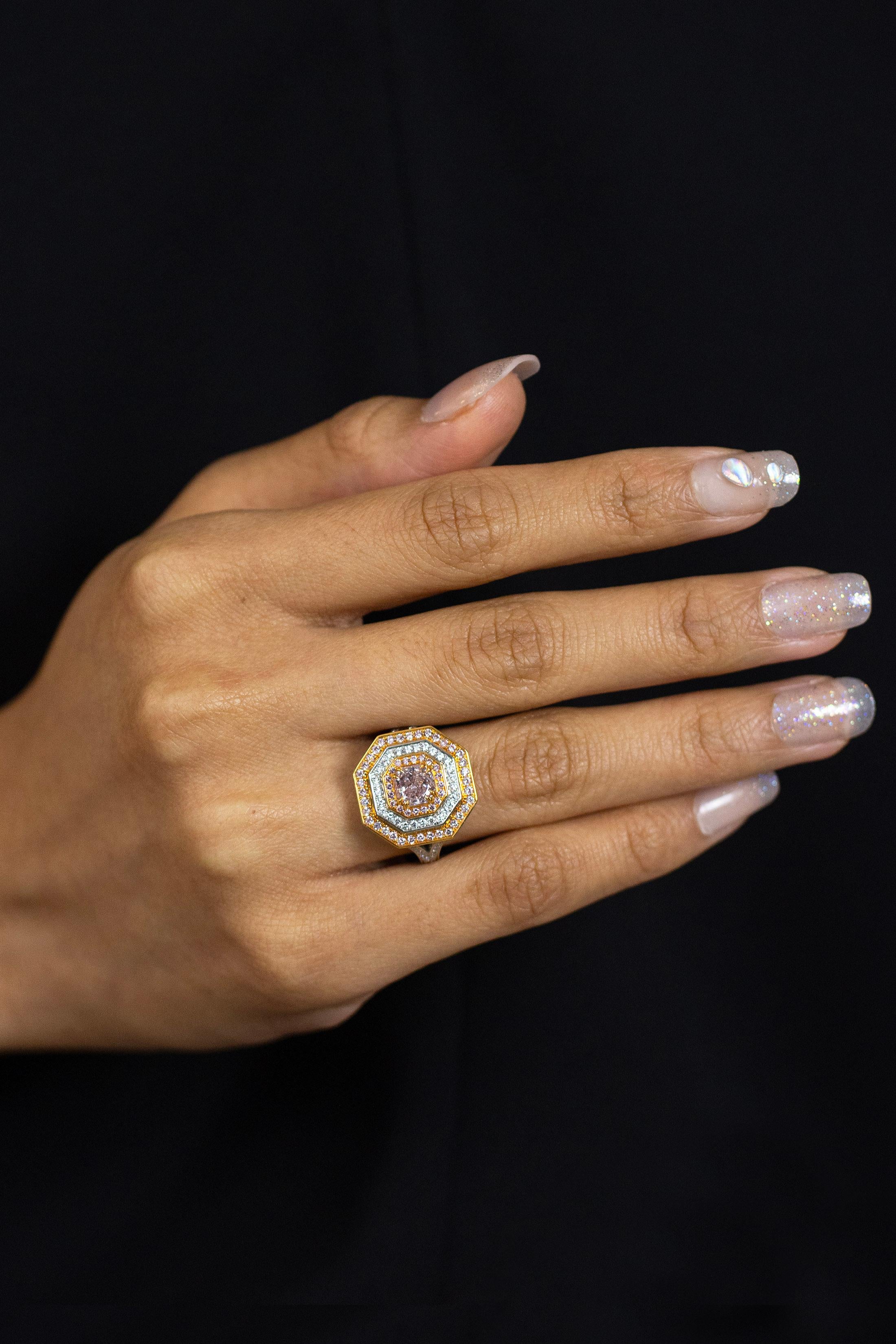 GIA-zertifizierter Verlobungsring mit 0,90 Karat Diamanten im Strahlenschliff in Violett und Rosa im Zustand „Neu“ im Angebot in New York, NY