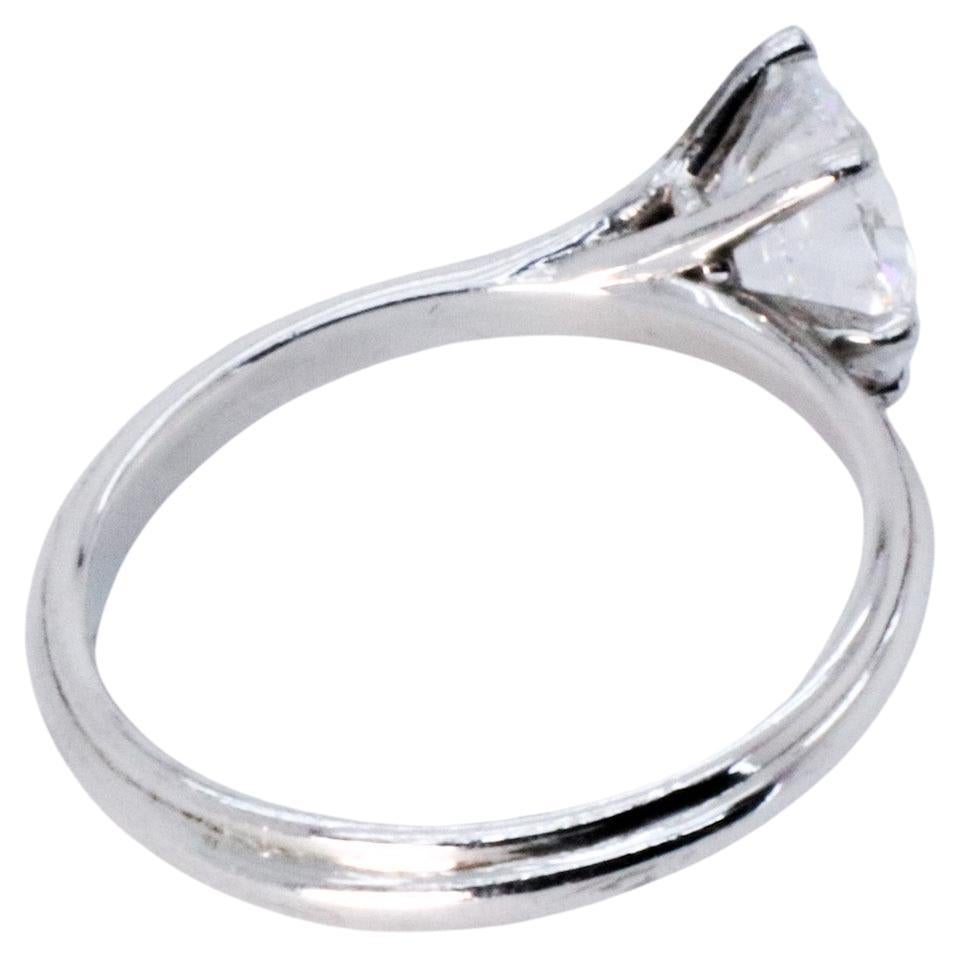 En vente :  Bague de fiançailles asymétrique en or blanc avec diamants ronds de 0,90 carat certifiés GIA 4