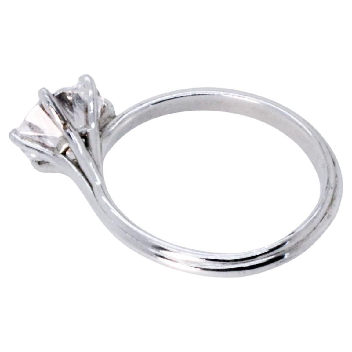 En vente :  Bague de fiançailles asymétrique en or blanc avec diamants ronds de 0,90 carat certifiés GIA 7