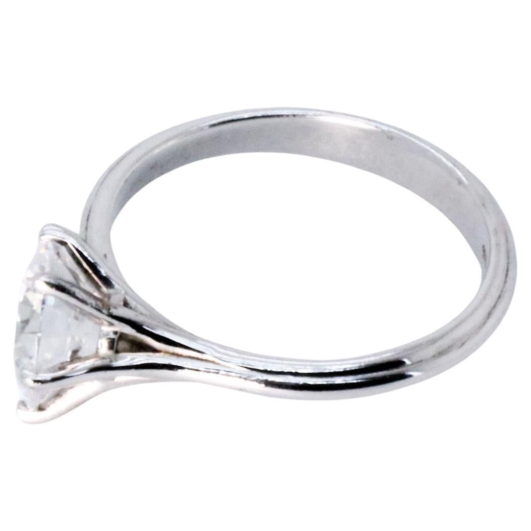 En vente :  Bague de fiançailles asymétrique en or blanc avec diamants ronds de 0,90 carat certifiés GIA 8