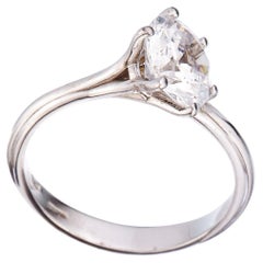Anillo de compromiso asimétrico de oro blanco con diamante redondo de 0,90 quilates certificado por GIA