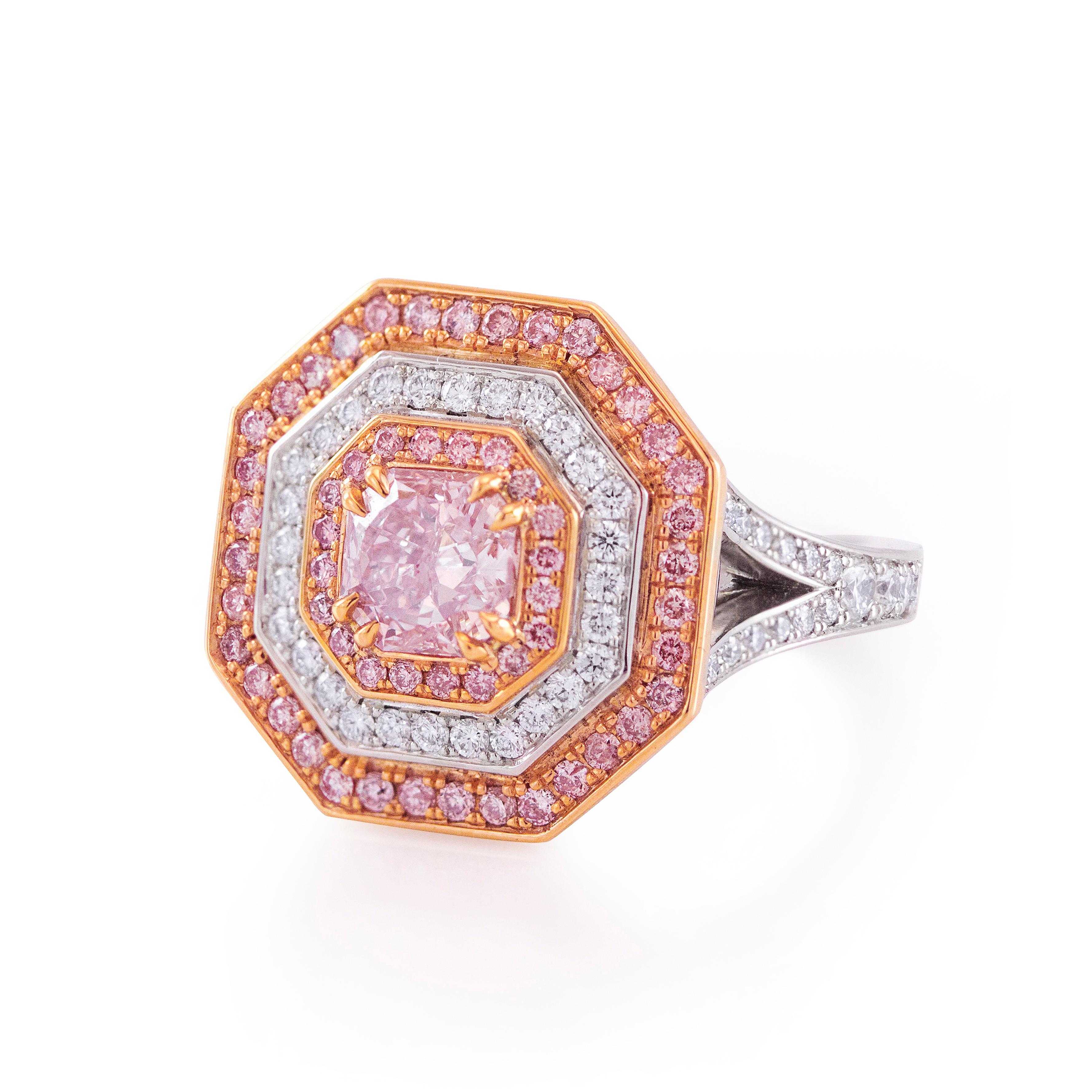Diese elegante und atemberaubende Verlobungsring verfügt über einen 0,90 Karat strahlend geschliffenen Diamanten Mittelstein, dass GIA zertifiziert als Fancy Purplish Pink Farbe. Der Mittelstein ist mit 2 Reihen rosafarbener Diamanten im Rundschliff