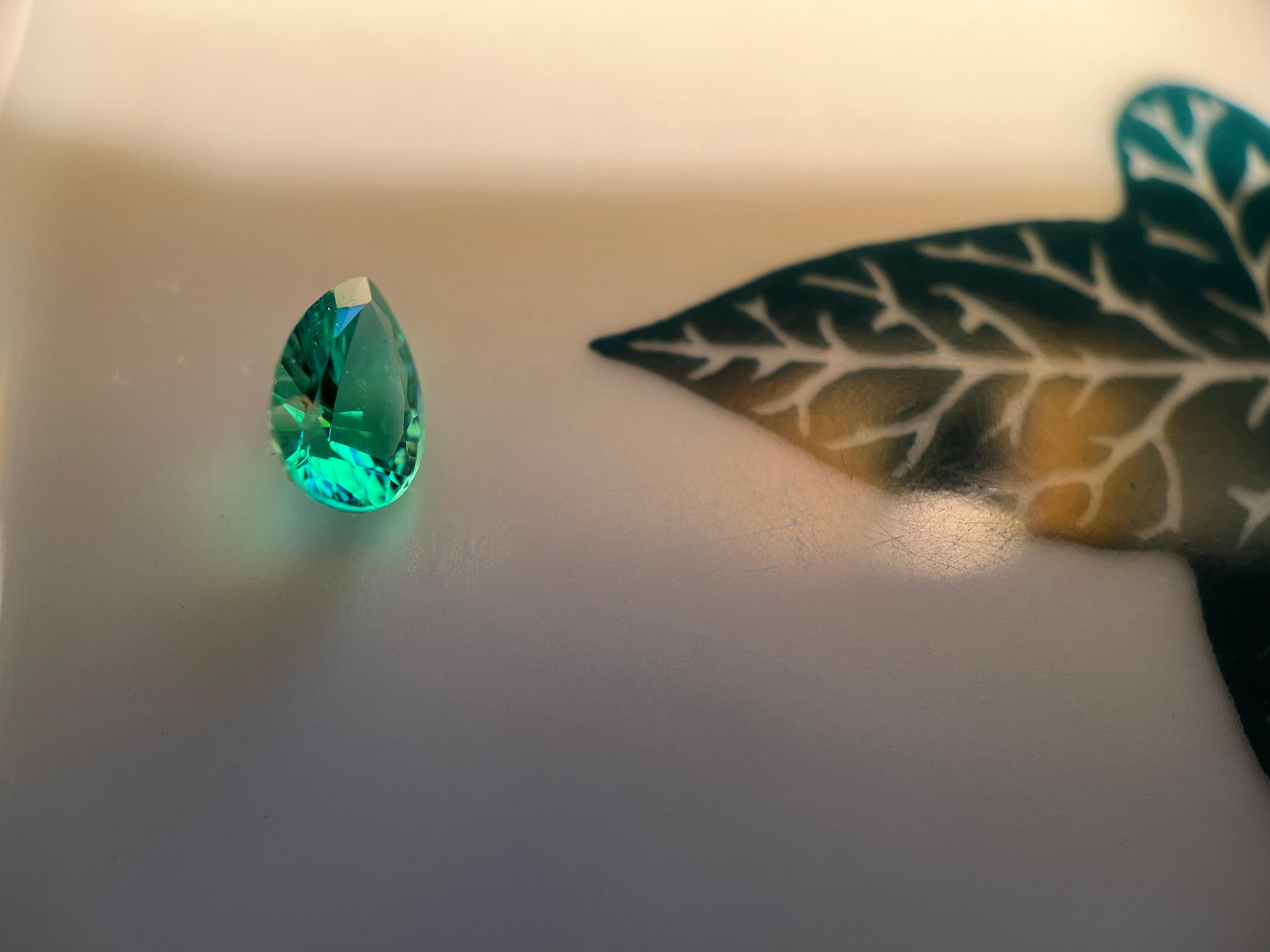 Esta turmalina brasileña paraiba de corte fantasía, certificada por el GIA, de 0,91 quilates, verde azulado y pera, procede de la mina original Mina da Batalha, en Brasil.
 Consulta el Informe sobre el origen de la turmalina del GIA #2235370219
Una