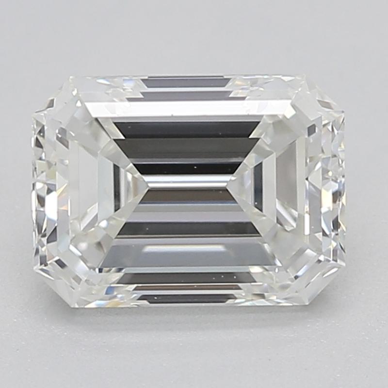 Realizzato a mano a New York, uno splendido anello con diamante, incastonato per affascinare con un diamante centrale incastonato con un notevole taglio a smeraldo. Con un peso impressionante di 0,91 e una bella gradazione I e VS1, questo pezzo è