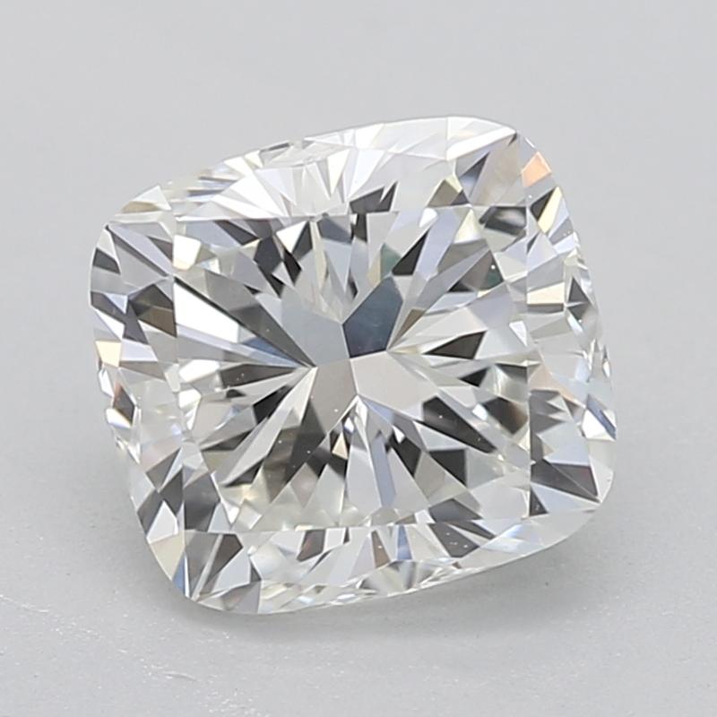 Realizzato a mano a New York, questo splendido anello con diamante presenta un accattivante centrotavola con un diamante a cuscino certificato GIA del peso di 0,91 , classificato I e VS1. Incastonato in una lussuosa montatura a griffe in platino, il