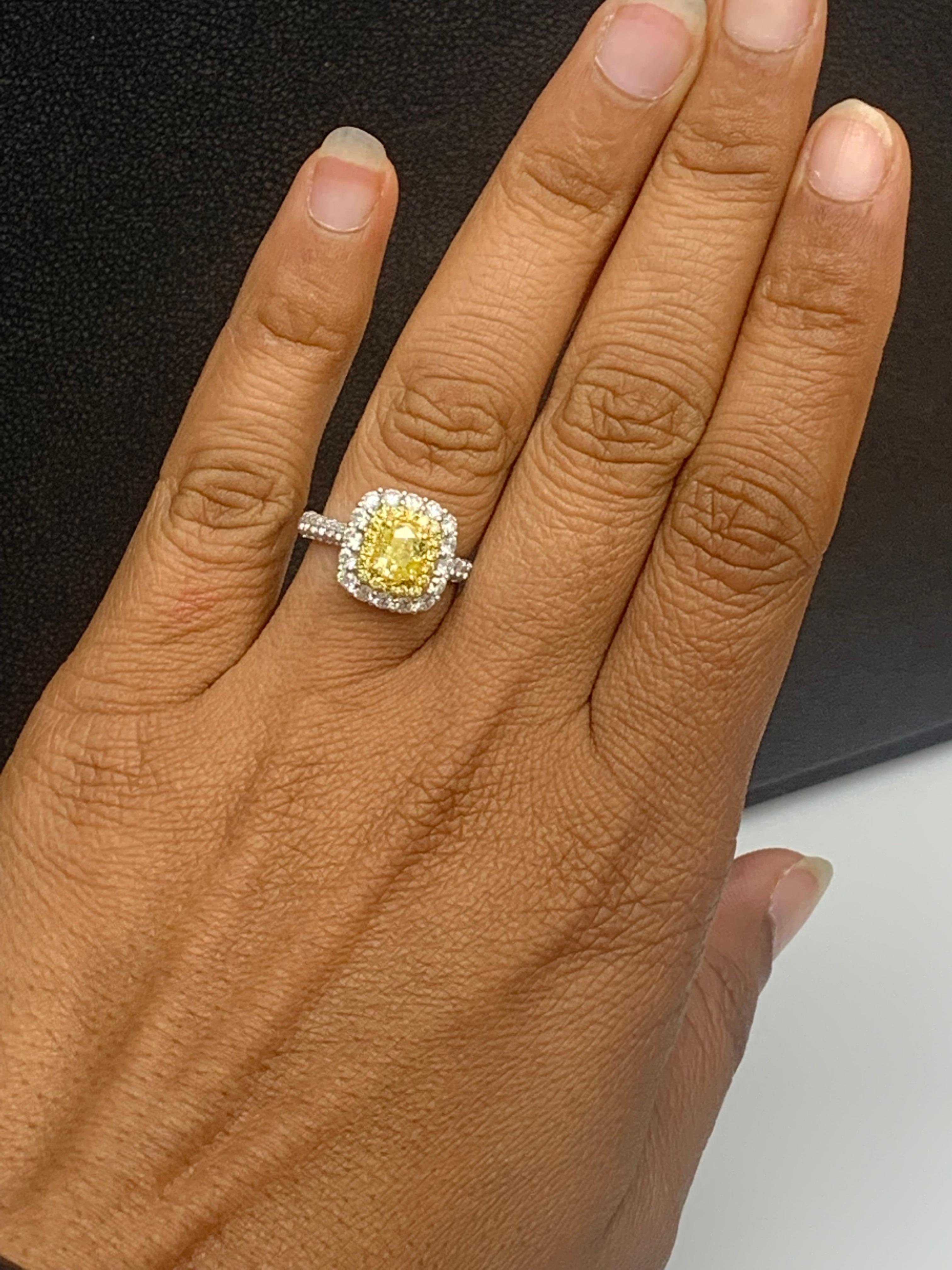 Anello con diamante giallo taglio cuscino certificato GIA da 0,91 carati in oro 18 carati in vendita 4