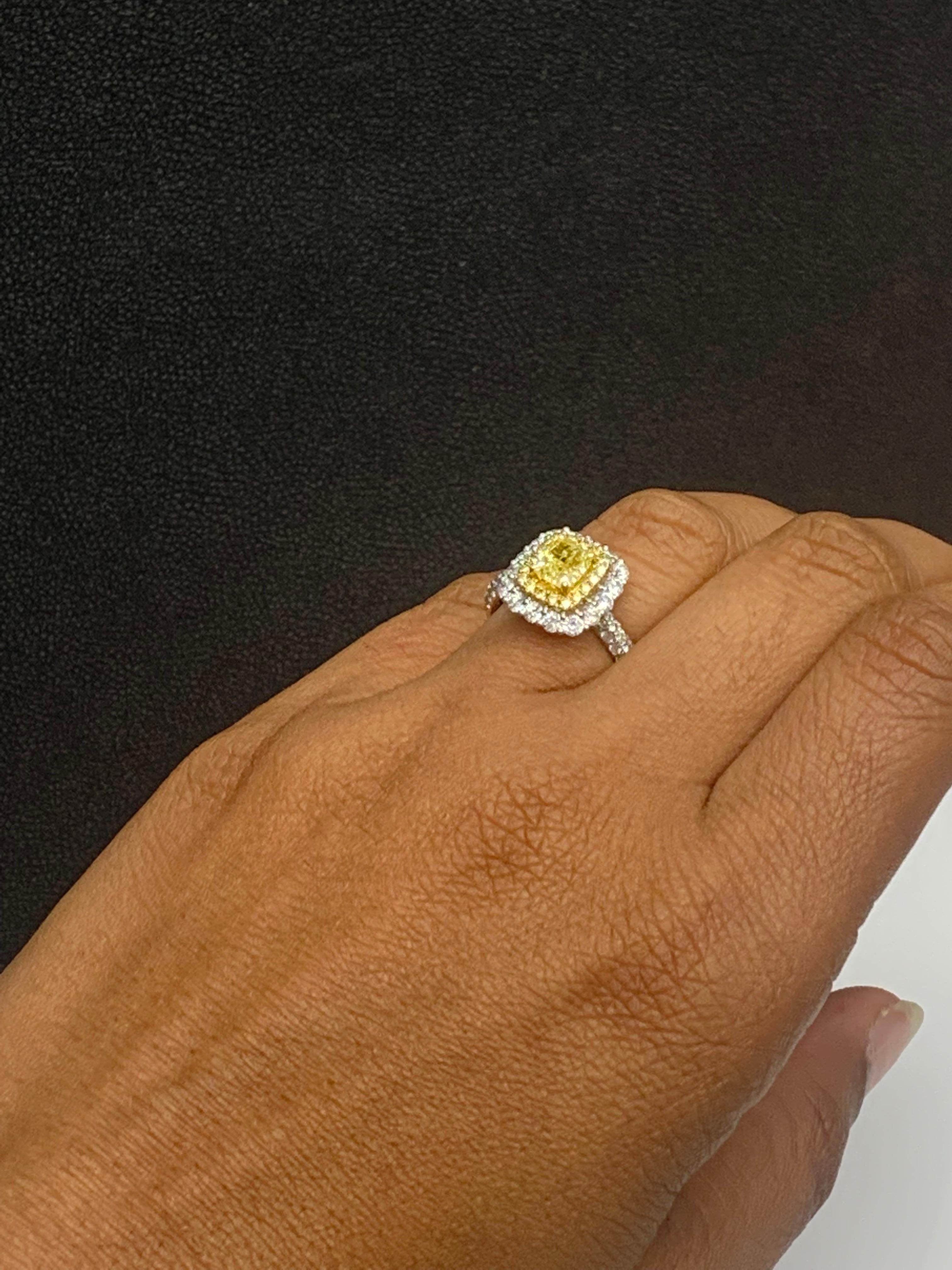 Anello con diamante giallo taglio cuscino certificato GIA da 0,91 carati in oro 18 carati in vendita 5