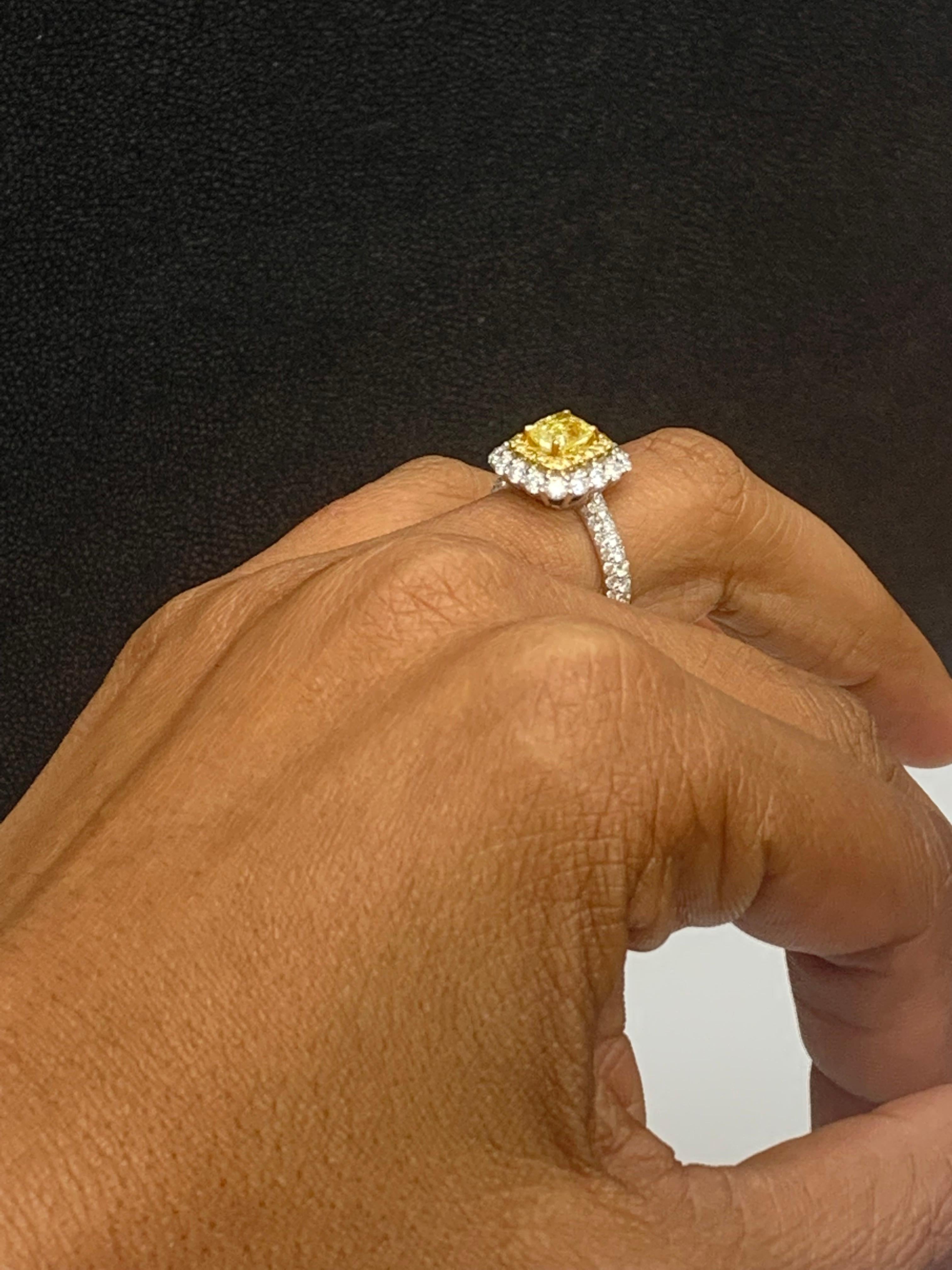 Anello con diamante giallo taglio cuscino certificato GIA da 0,91 carati in oro 18 carati in vendita 6