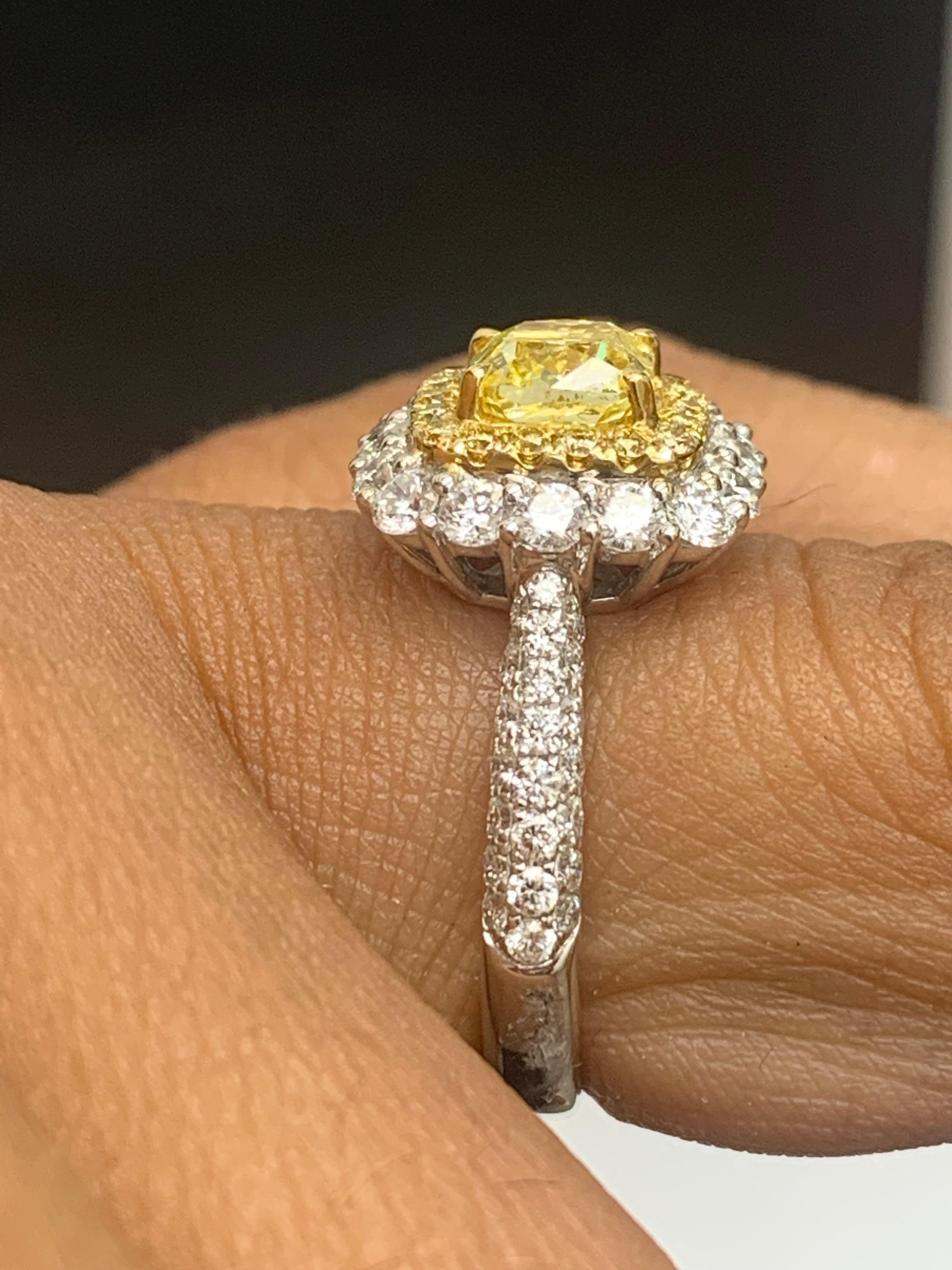 Anello con diamante giallo taglio cuscino certificato GIA da 0,91 carati in oro 18 carati in vendita 7