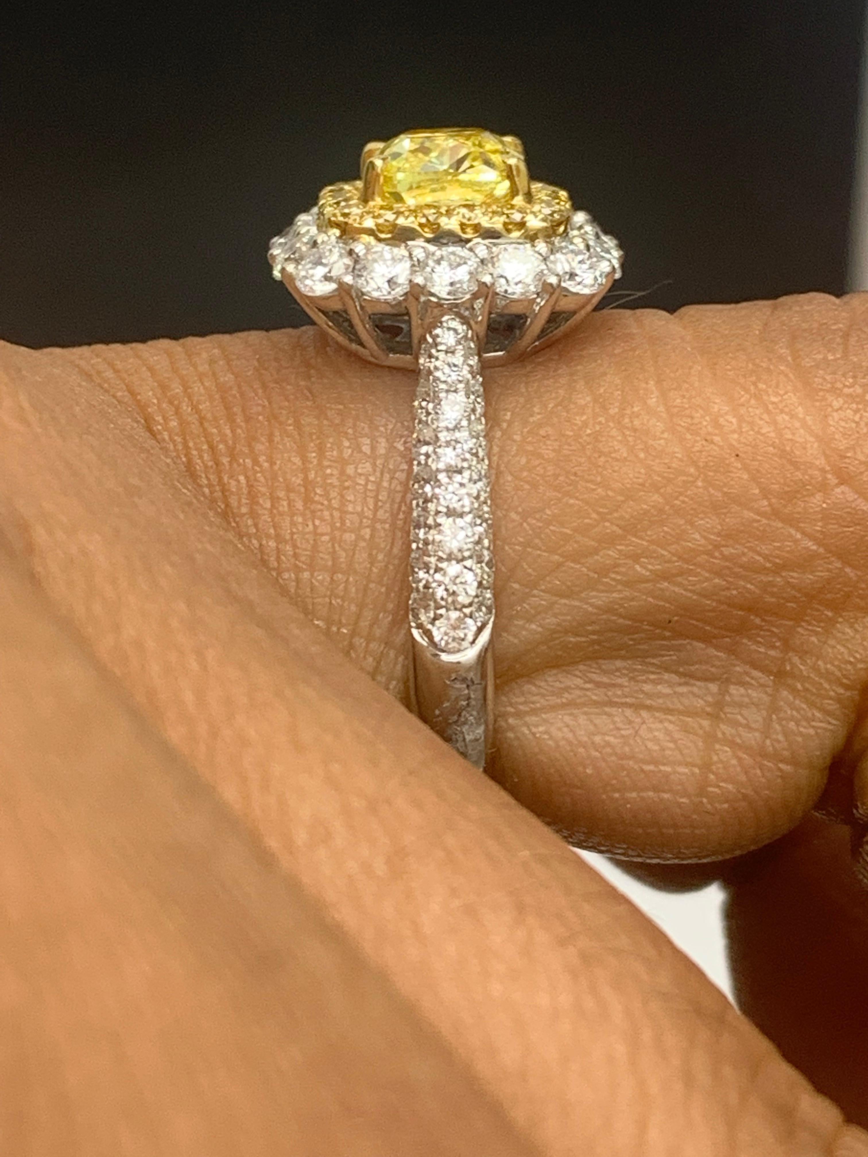 Anello con diamante giallo taglio cuscino certificato GIA da 0,91 carati in oro 18 carati in vendita 8