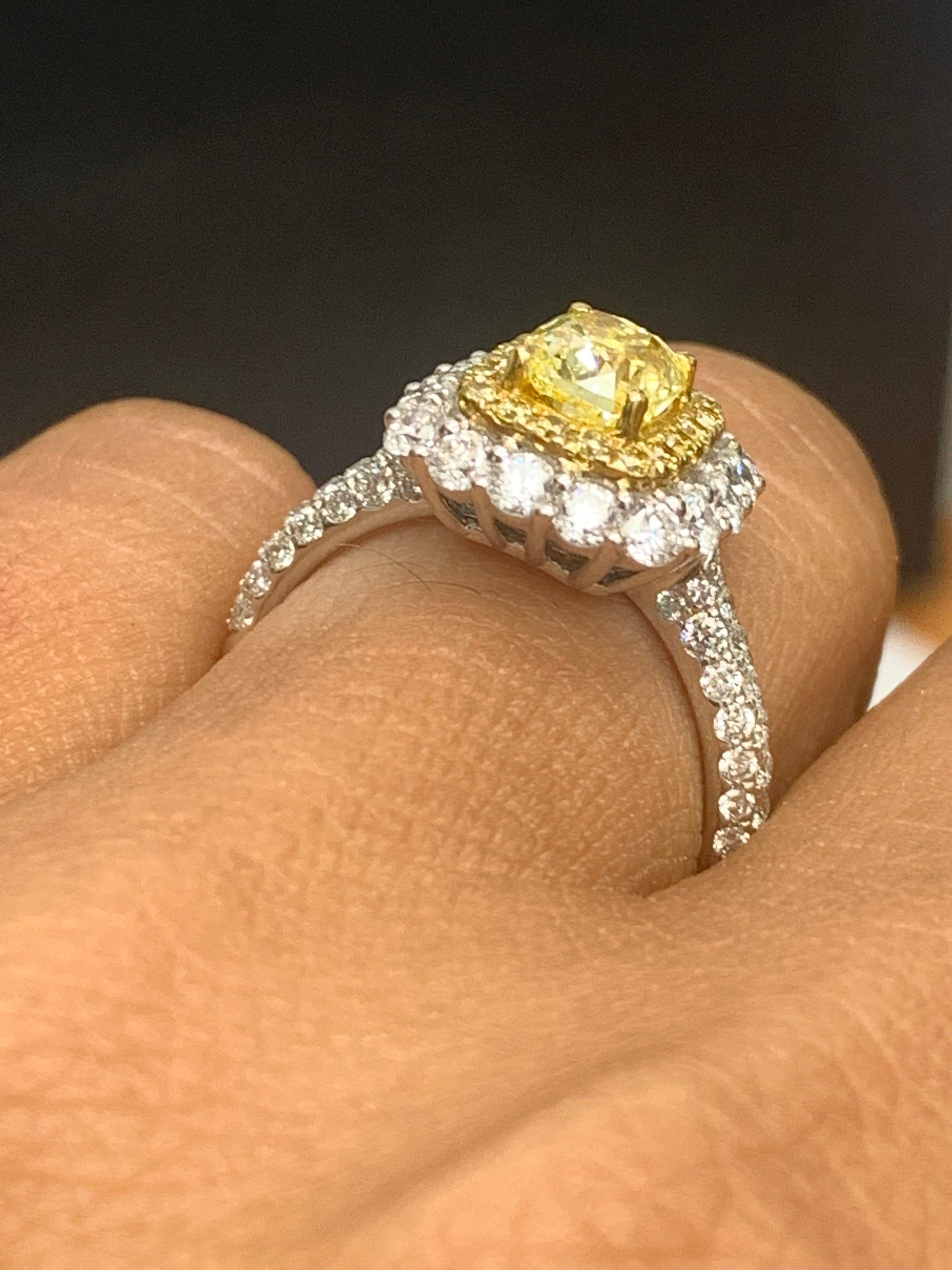 Anello con diamante giallo taglio cuscino certificato GIA da 0,91 carati in oro 18 carati in vendita 9