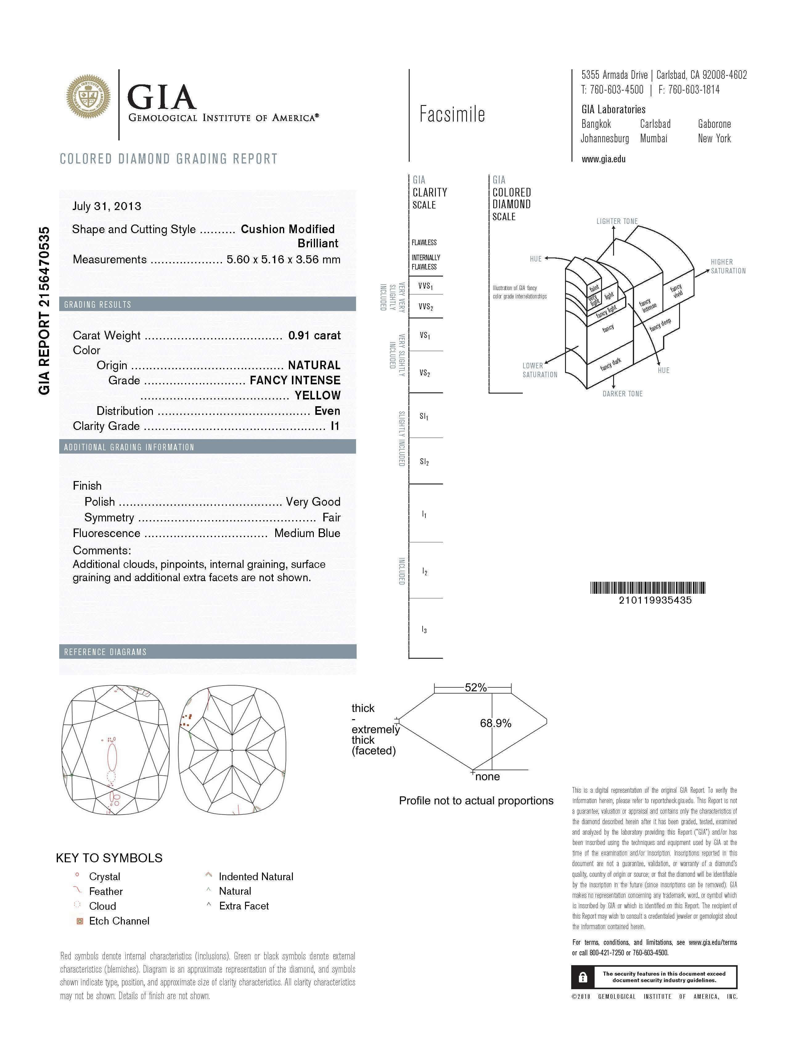 Uno splendido anello che mette in mostra un diamante giallo di 0.91 carati con taglio a cuscino certificato GIA, circondato da una fila di diamanti gialli e da diamanti bianchi a metà del gambo. Accanto alla pietra centrale ci sono 18 diamanti