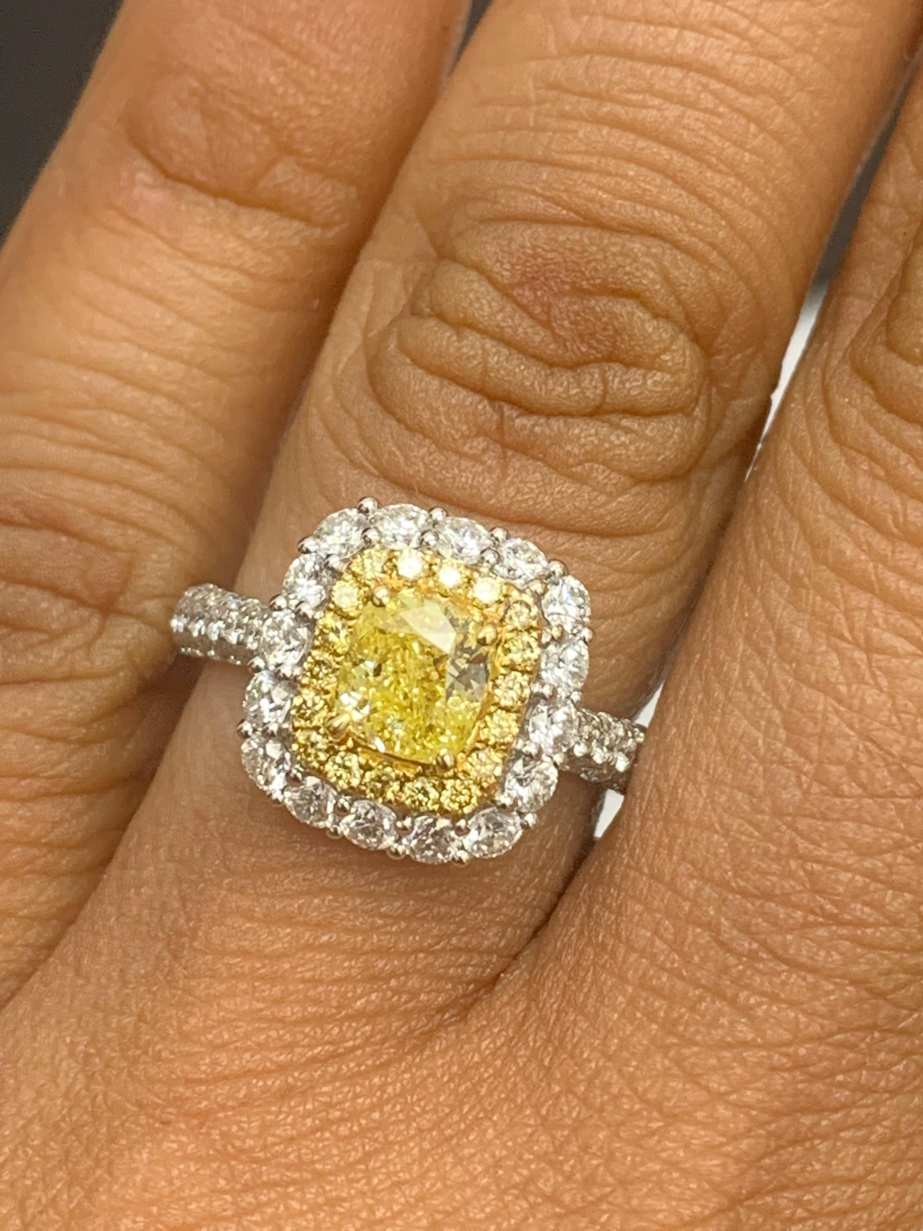 Moderno Anello con diamante giallo taglio cuscino certificato GIA da 0,91 carati in oro 18 carati in vendita