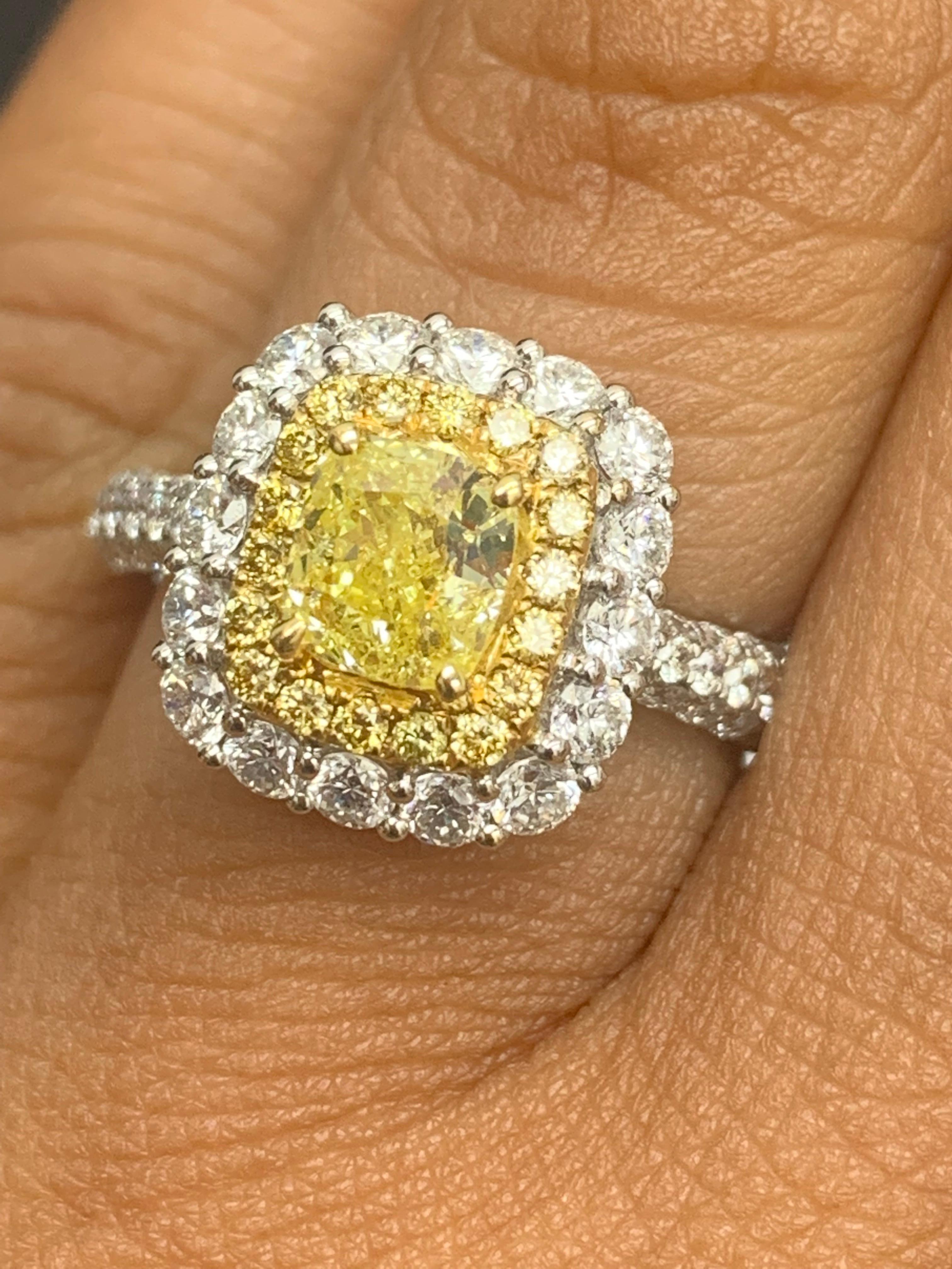 Taglio cuscino Anello con diamante giallo taglio cuscino certificato GIA da 0,91 carati in oro 18 carati in vendita