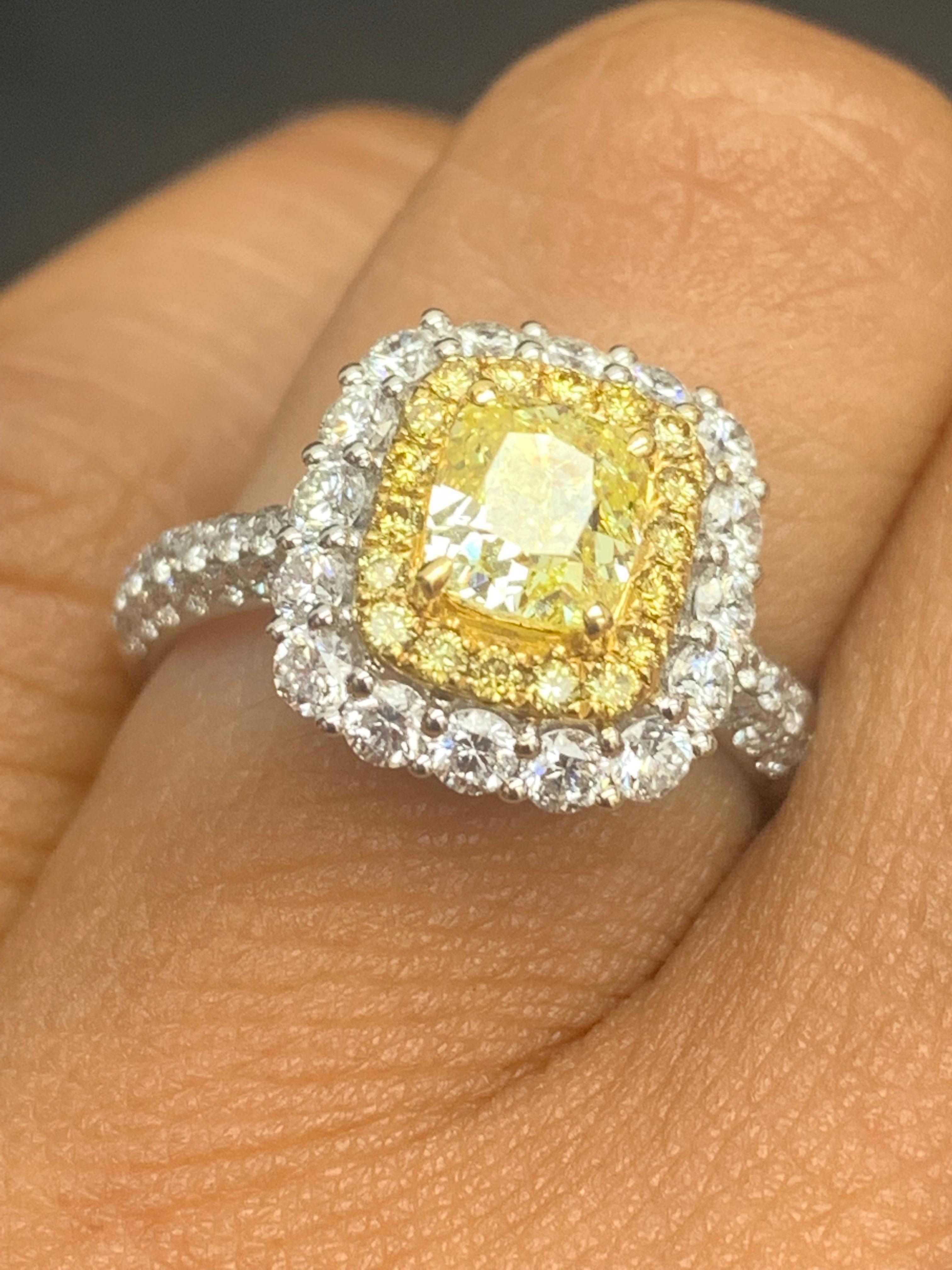 Anello con diamante giallo taglio cuscino certificato GIA da 0,91 carati in oro 18 carati In condizioni Nuovo in vendita a NEW YORK, NY