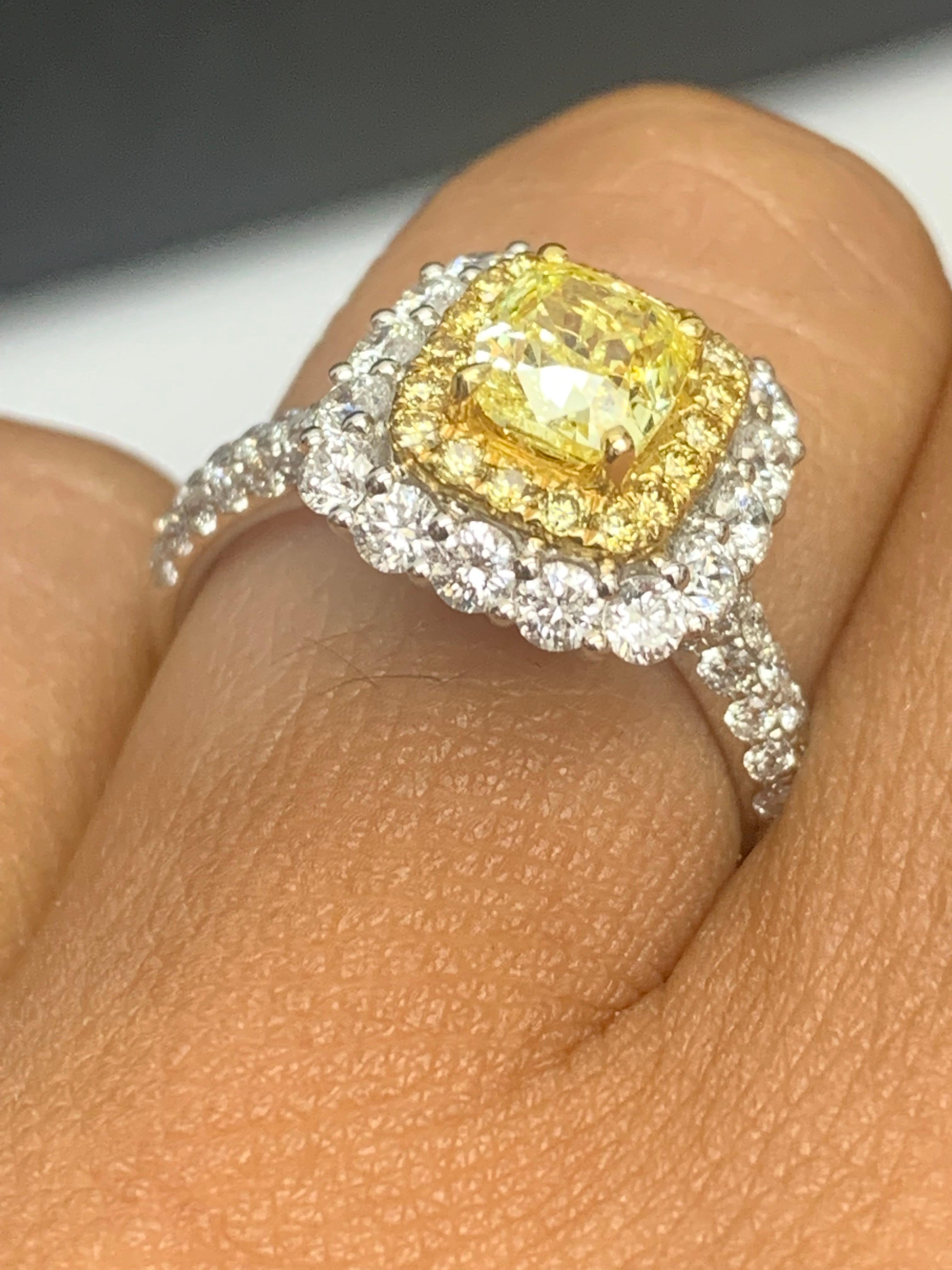 Donna Anello con diamante giallo taglio cuscino certificato GIA da 0,91 carati in oro 18 carati in vendita