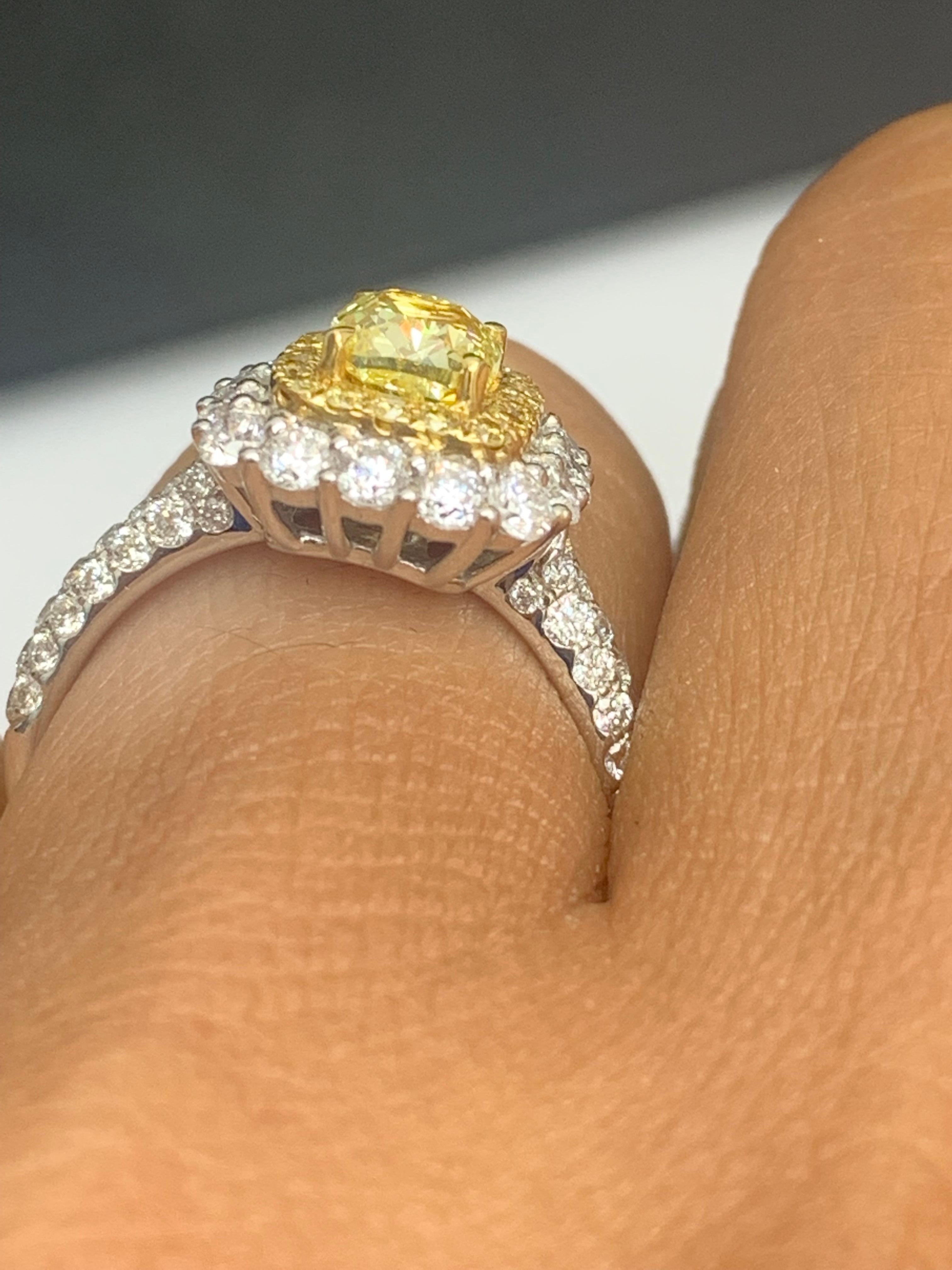 Anello con diamante giallo taglio cuscino certificato GIA da 0,91 carati in oro 18 carati in vendita 1