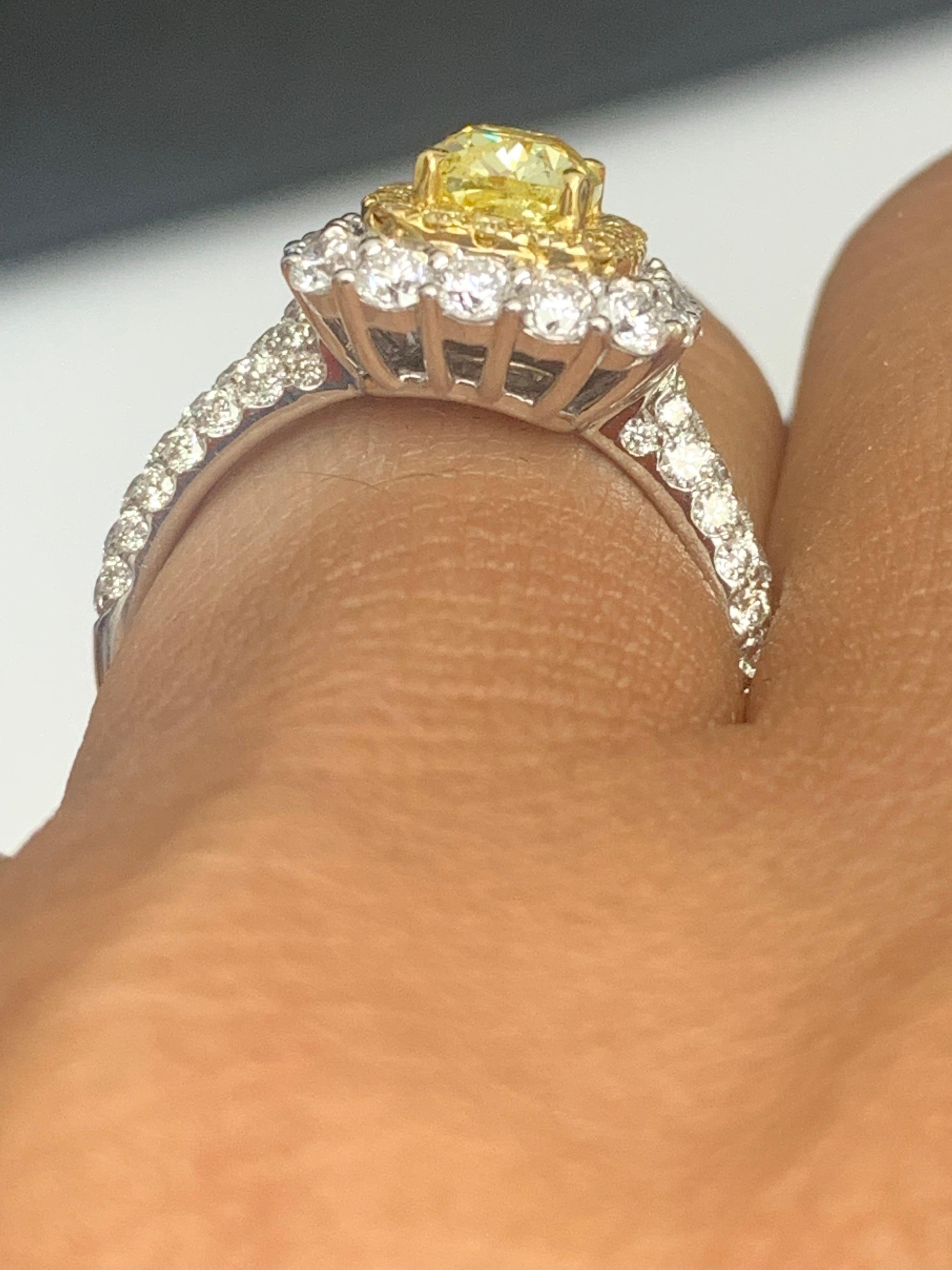 Anello con diamante giallo taglio cuscino certificato GIA da 0,91 carati in oro 18 carati in vendita 2