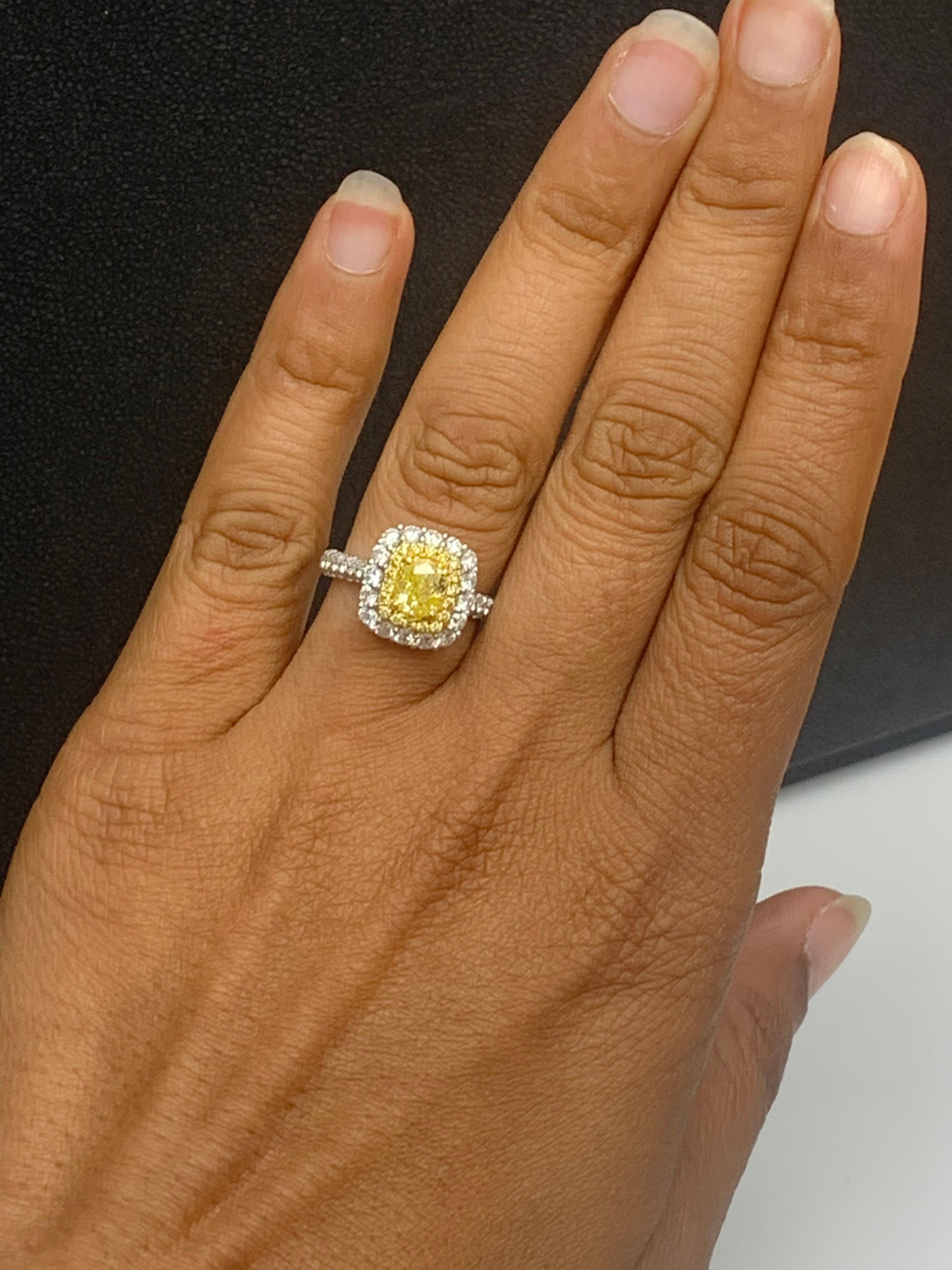 Anello con diamante giallo taglio cuscino certificato GIA da 0,91 carati in oro 18 carati in vendita 3