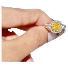 Anello con diamante certificato GIA da 0,91 carati di colore giallo fantasia con purezza I2