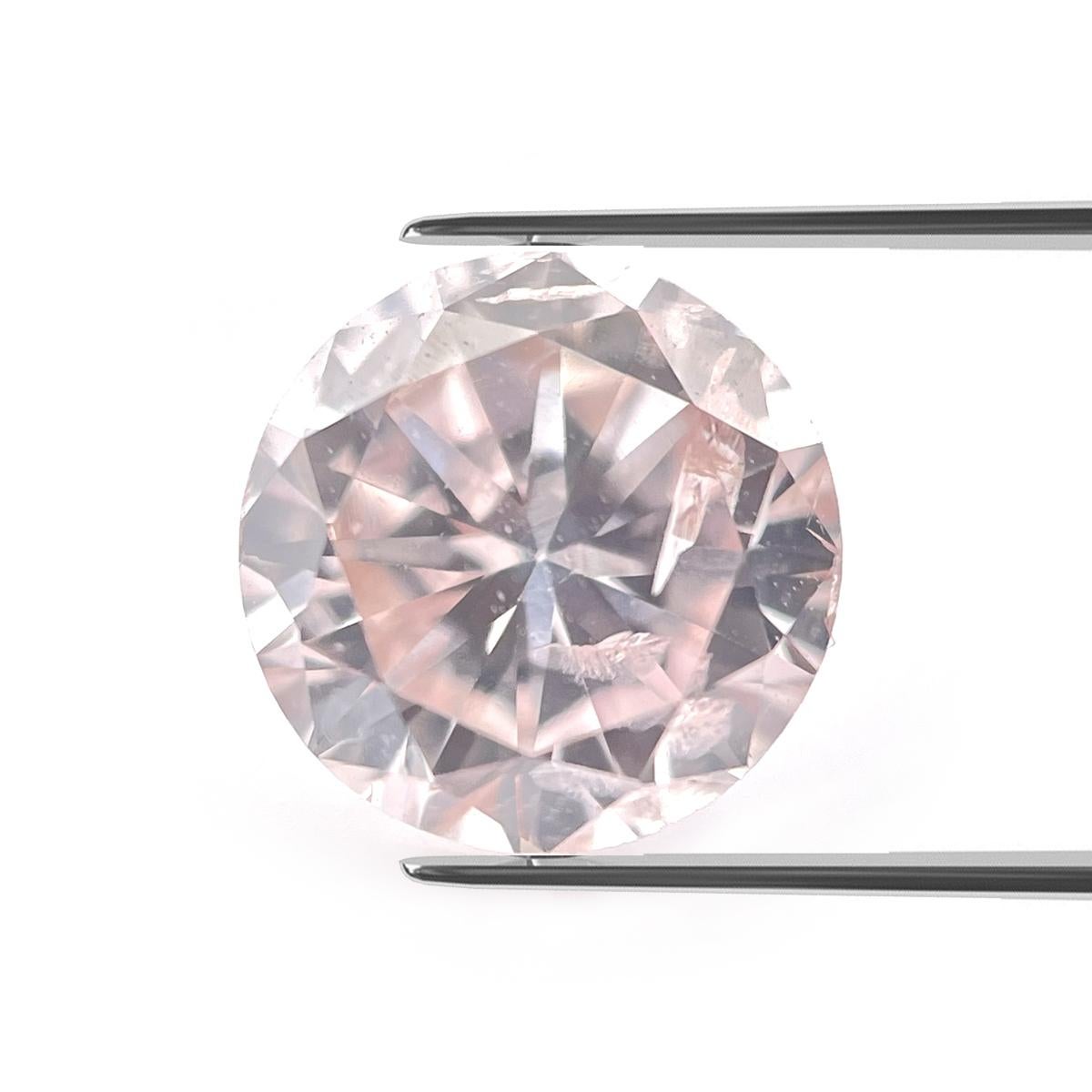  ARTIKELBEZEICHNUNG

ID-NUMMER: NYC57086
Steinform: RUND BRILLANT
Gewicht des Diamanten: 0,91 CT
Klarheit: I2
Farbe: LIGHT PINK
Schnitt:	Ausgezeichnet
Abmessungen: 6,05 x 6,12 x 3,75 mm
Tiefe %:	61.70%
Tabelle %:	69.00%
Symmetrie: Gut
Polnisch: