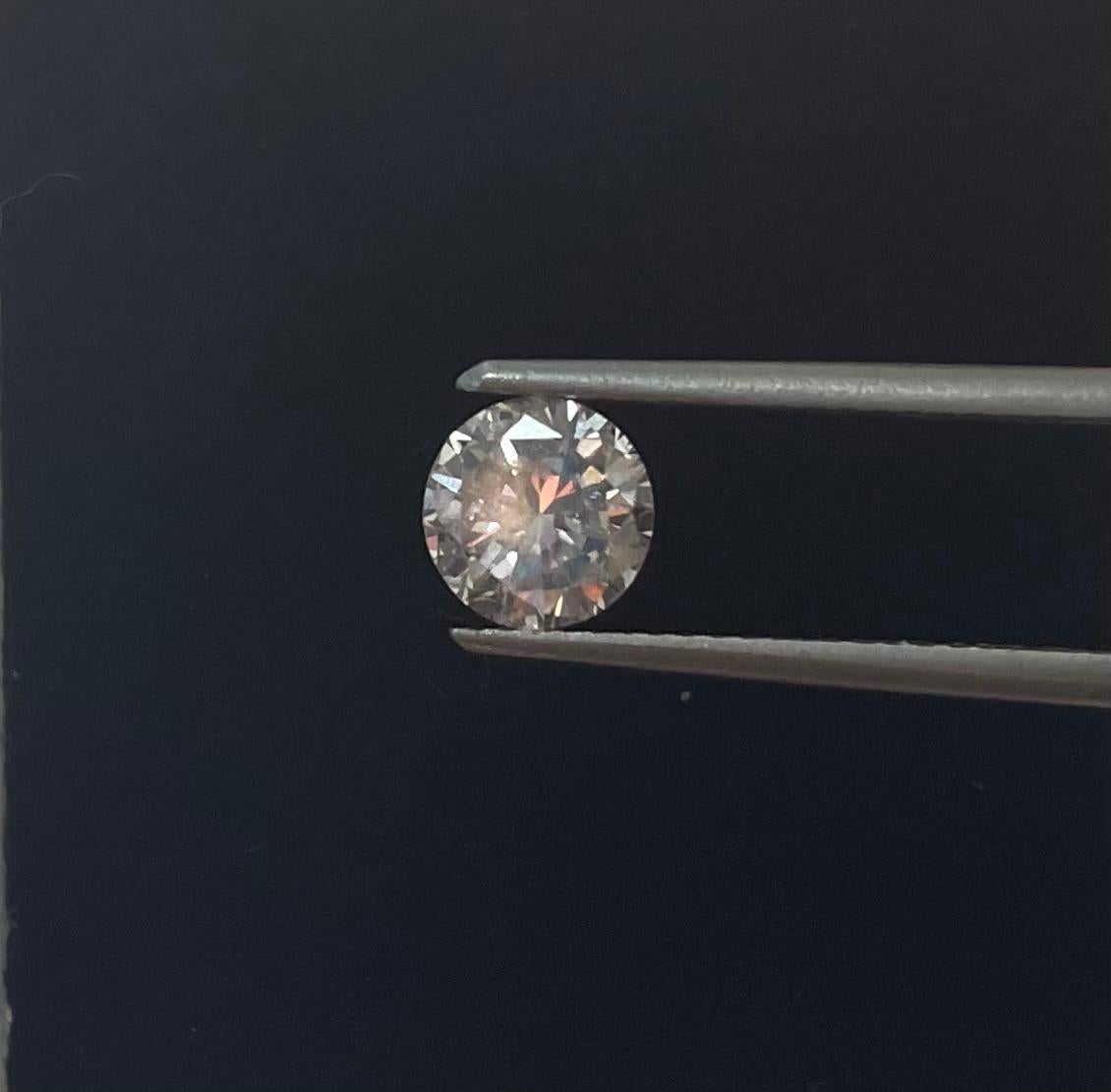 GIA-zertifizierter 0,91 Karat hellrosa I2 Loser Rundschliff natürlicher Diamant im Zustand „Neu“ in New York, NY