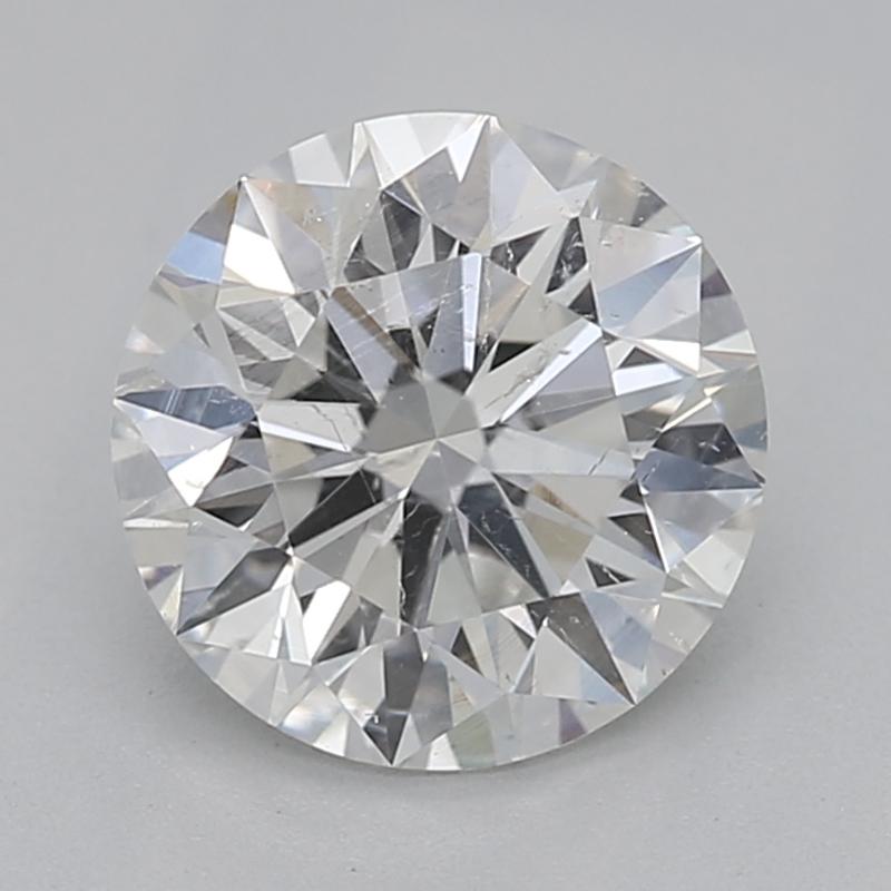 Realizzato a mano a New York, questo splendido anello con diamante presenta un affascinante diamante rotondo certificato GIA di 0,91 , classificato F e SI2. L'incastonatura a quattro punte a doppio cestello, ornata da intricati dettagli in milgrain,