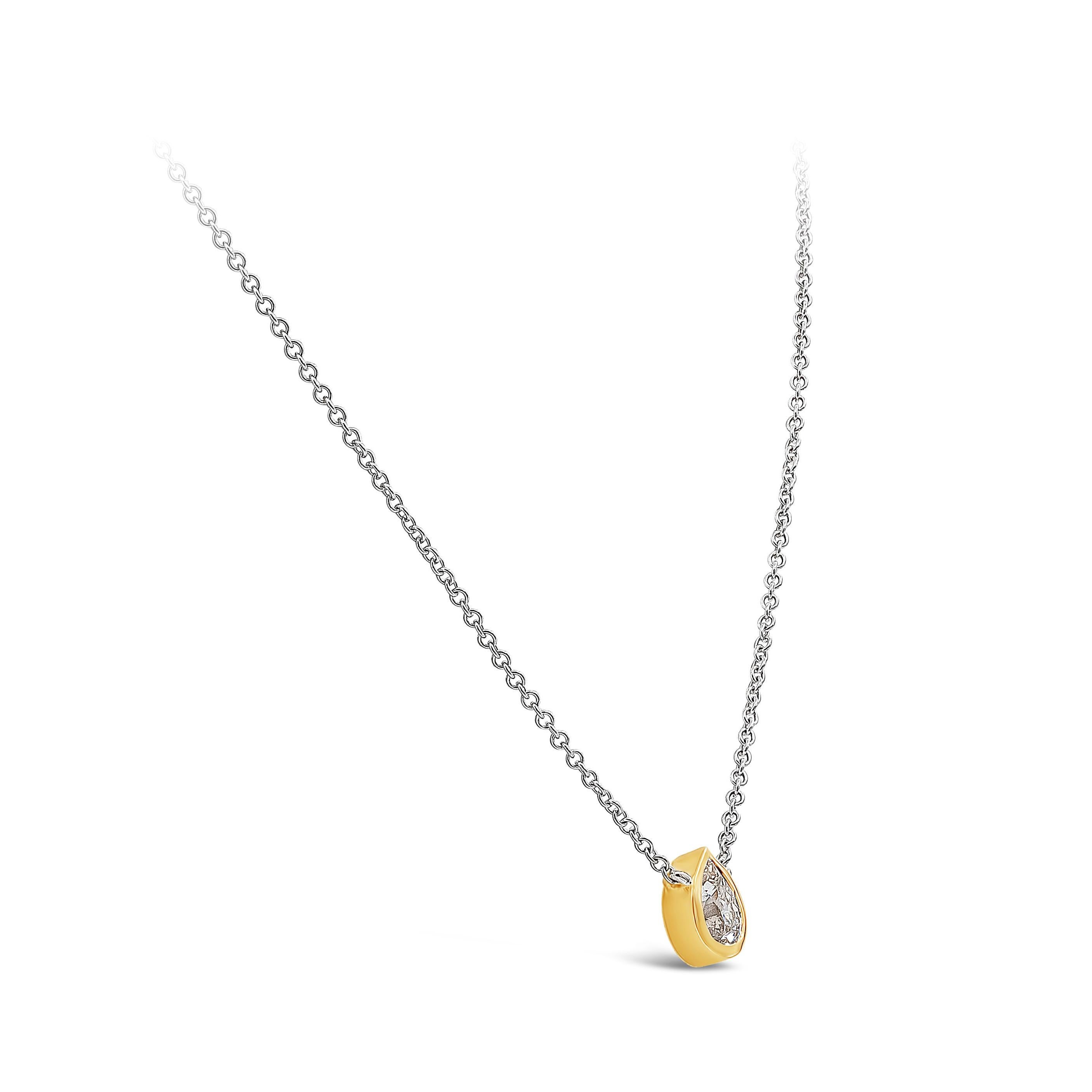Ce collier simple met en valeur un diamant poire de 0,92 carat certifié par le GIA, de couleur L et de pureté SI2. Lunette en or jaune 14K, suspendue à une chaîne en or blanc 14K. Longueur : 16 pouces. 

Style disponible dans différentes gammes de