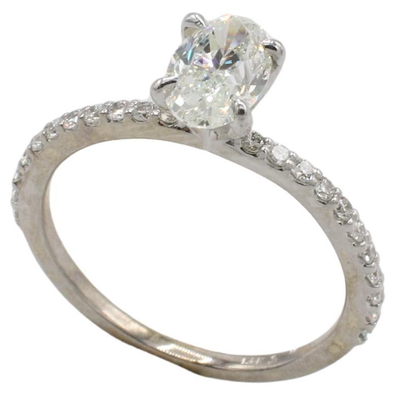 GIA-zertifizierter 0,93 Karat J VVS2 Ovaler natürlicher Diamant-Verlobungsring Weißgold
Metall: 14k Weißgold
Gewicht: 1.93 Gramm
GIA-Berichtsnummer: 6237354882
Diamant: 0,93 Karat ovaler J VVS2 Naturdiamant
Diamanten als Akzent: Ca. 0.20 CTW G-H VS