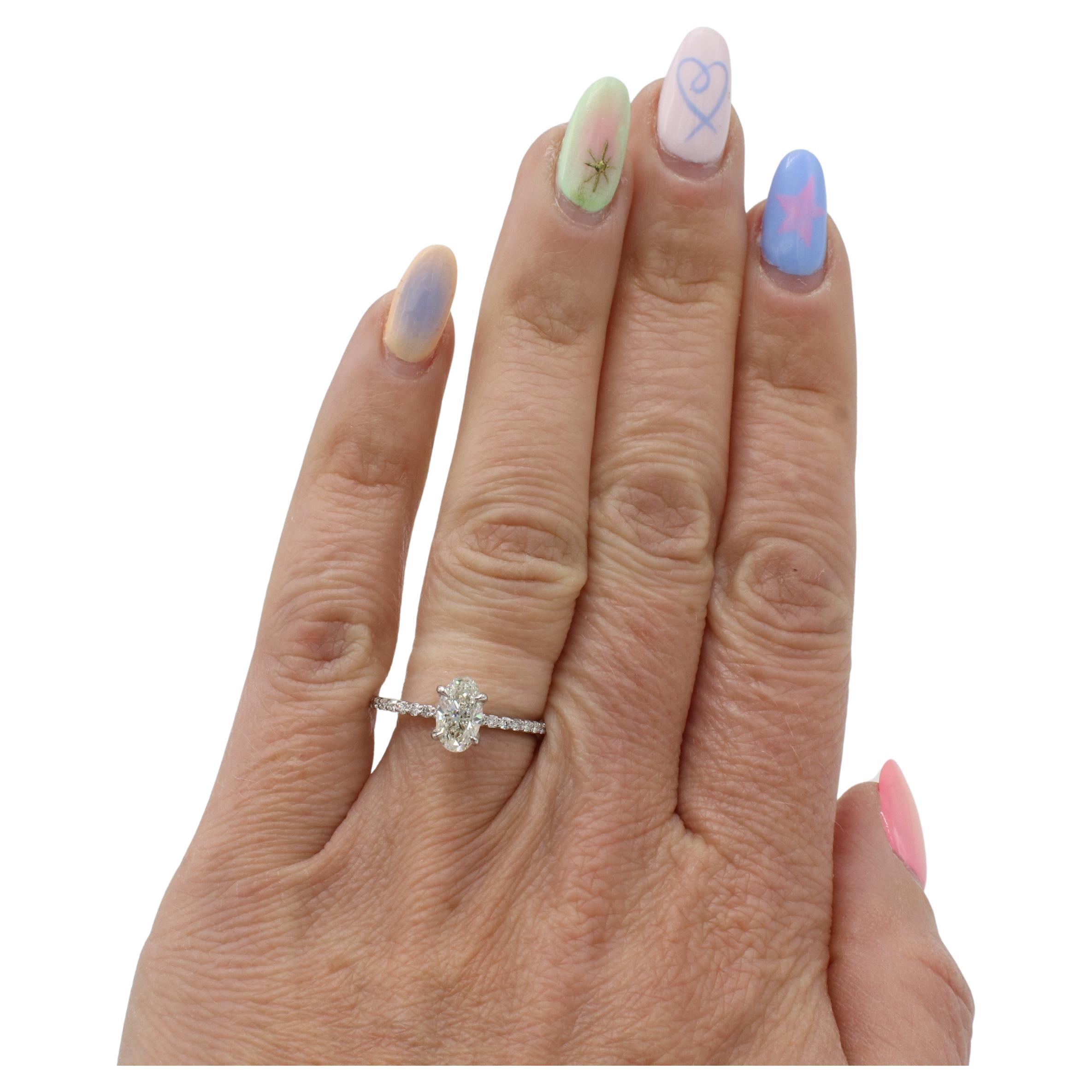 GIA-zertifizierter 0,93 Karat J VVS2 Ovaler natürlicher Diamant-Verlobungsring Weißgold im Zustand „Hervorragend“ im Angebot in  Baltimore, MD