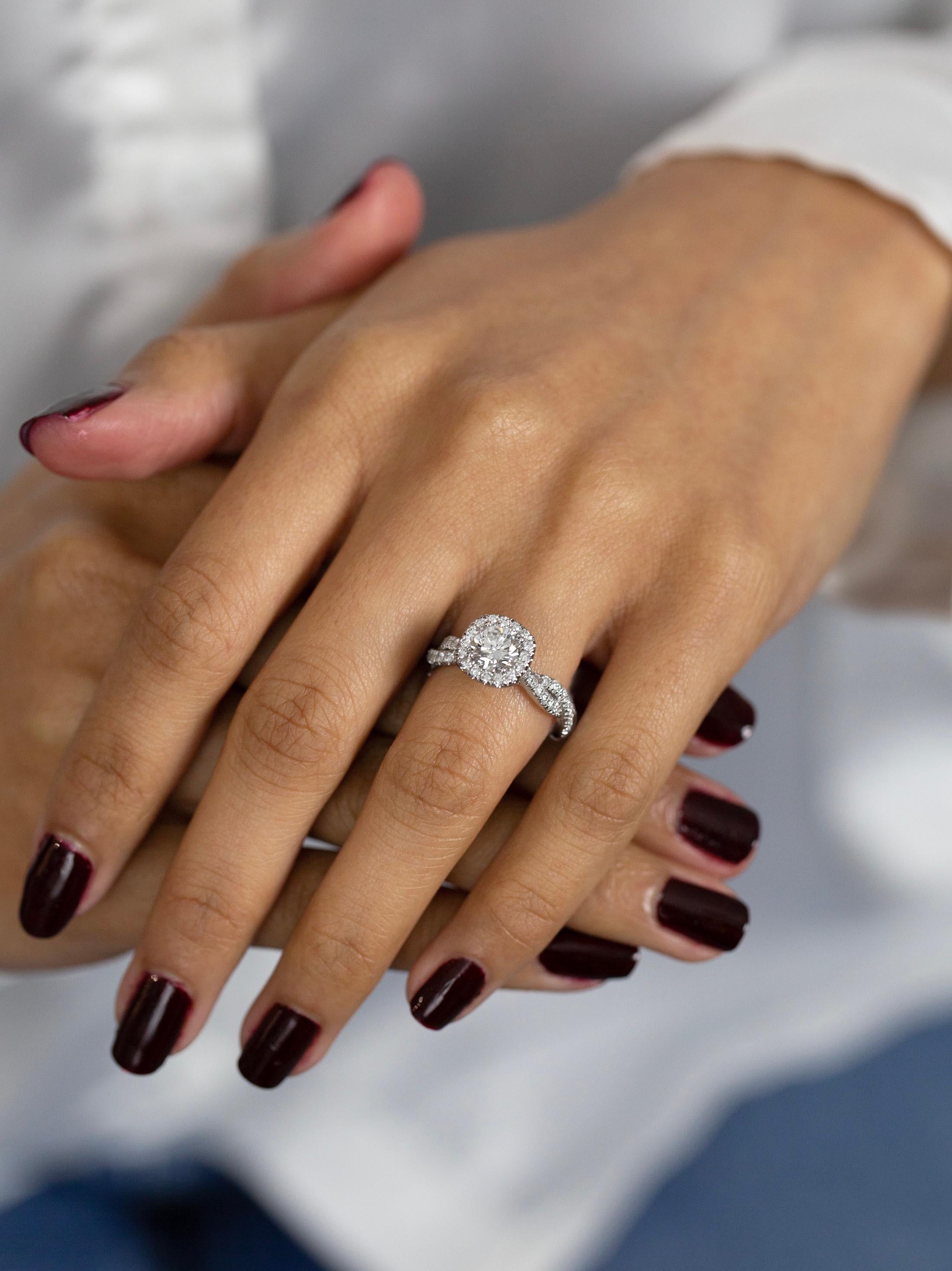 Taille ronde Bague de fiançailles avec halo de diamants ronds brillants de 0,93 carat certifiés GIA en vente