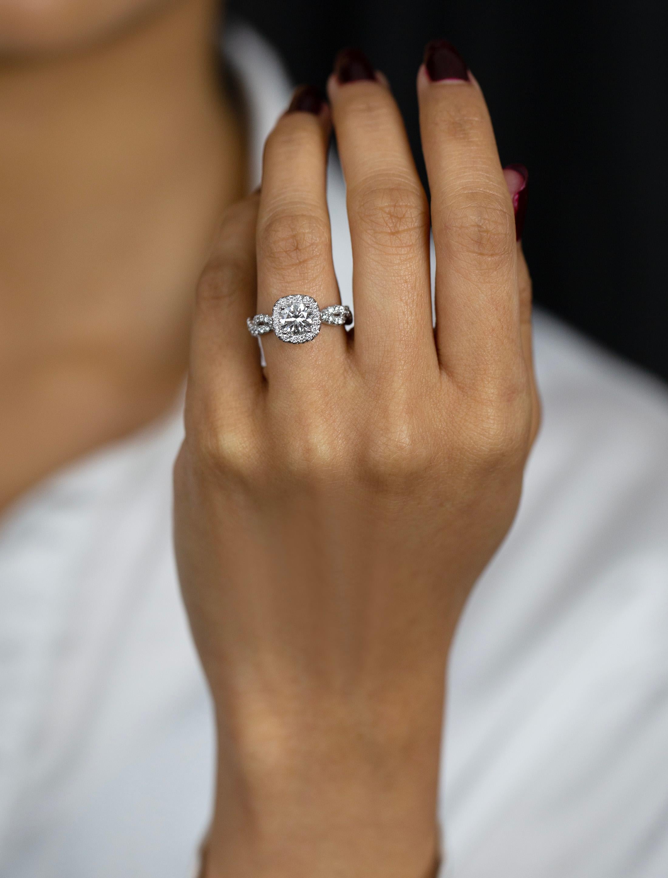 Taille ronde Bague de fiançailles d'éternité avec halo de diamants ronds brillants de 0,93 carat certifiés GIA en vente