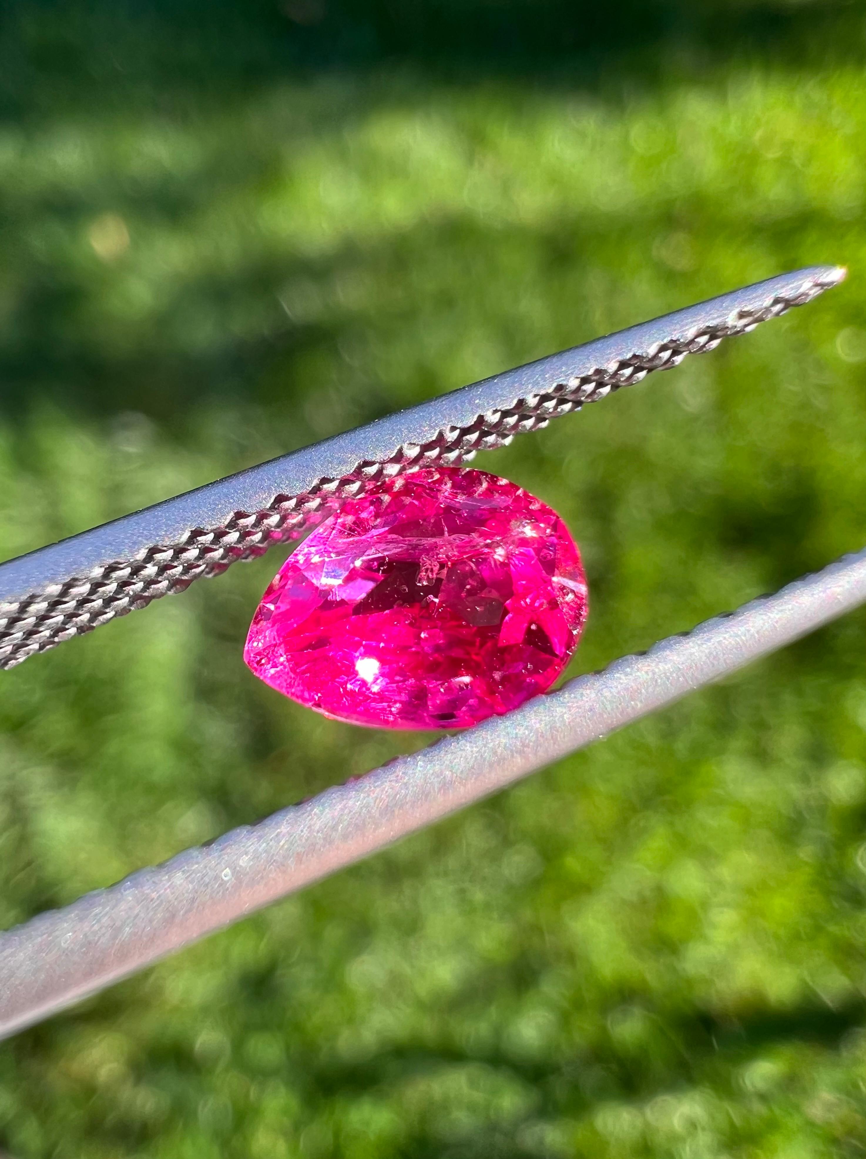 Questa fantastica pietra a forma di pera è un rubino birmano naturale, non riscaldato. È certificato GIA e pesa 0,93 carati. Il colore è un rosso rosato vivace che brilla immensamente alla luce naturale, soprattutto alla luce del sole.

Il rubino è