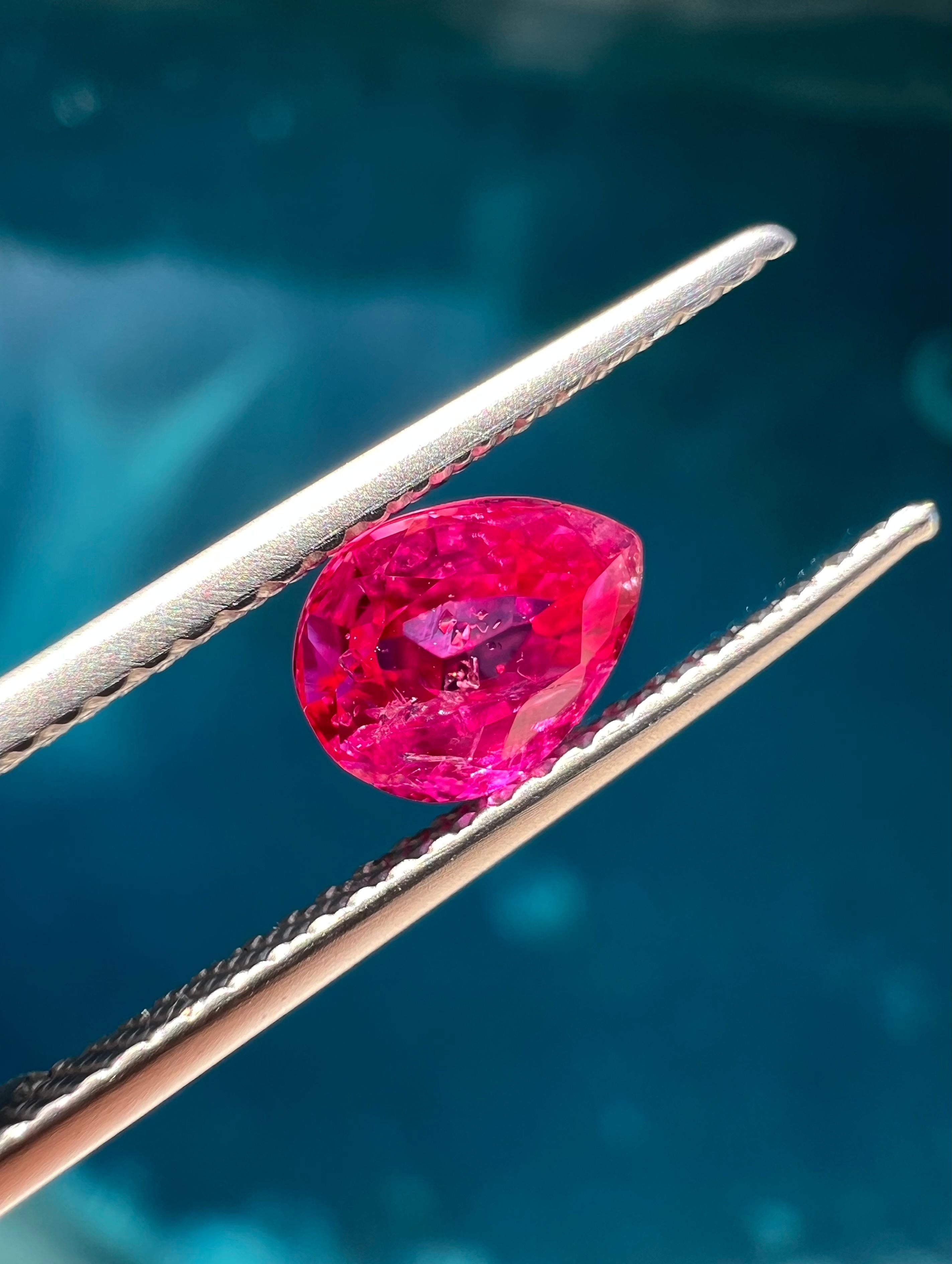 Taglio a goccia GIA Certified 0.93ct No-Heat Vivid Purplish-Red Burmese Ruby in vendita