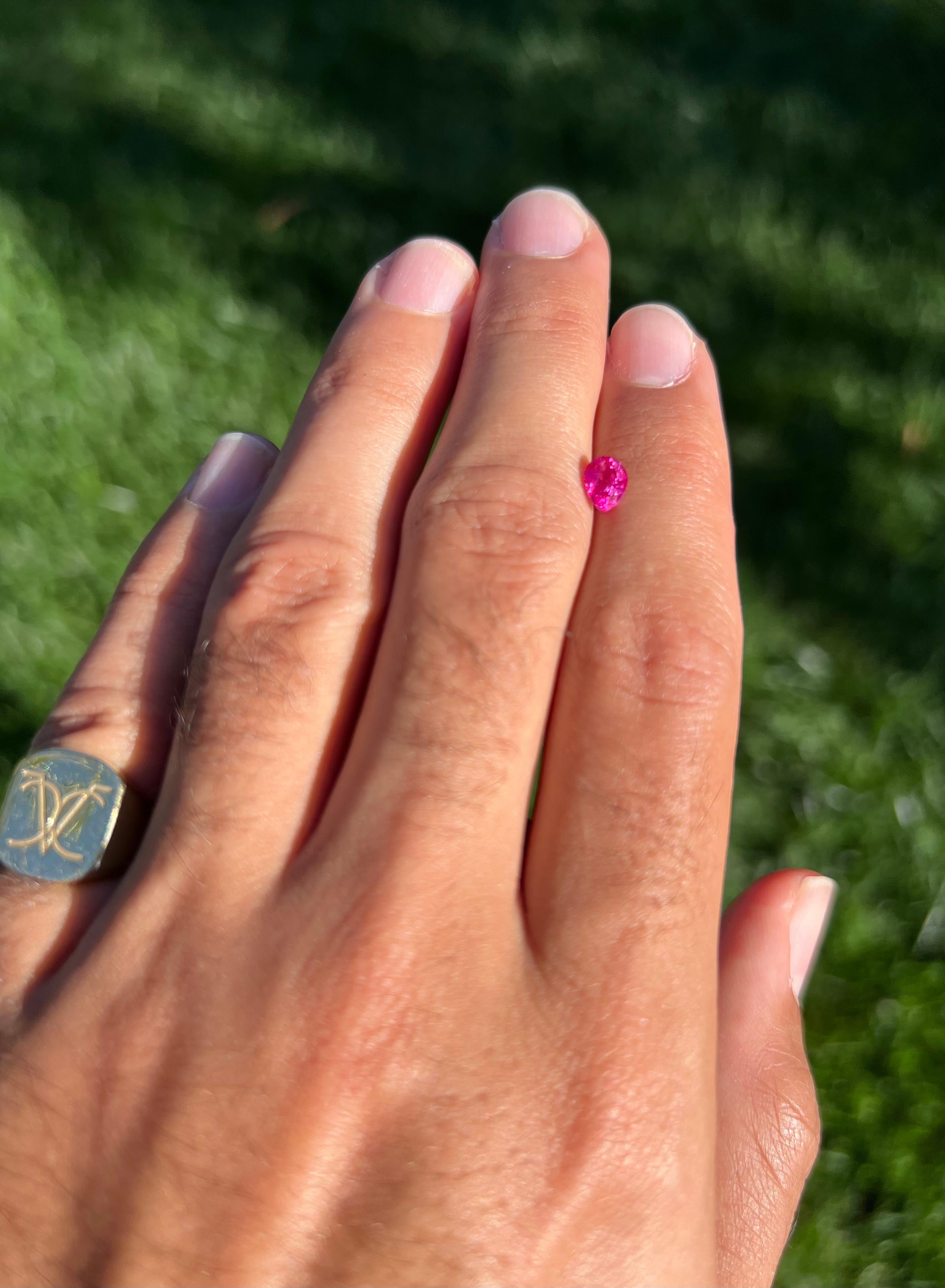 GIA Certified 0.93ct No-Heat Vivid Purplish-Red Burmese Ruby In condizioni ottime in vendita a Amsterdam, NL