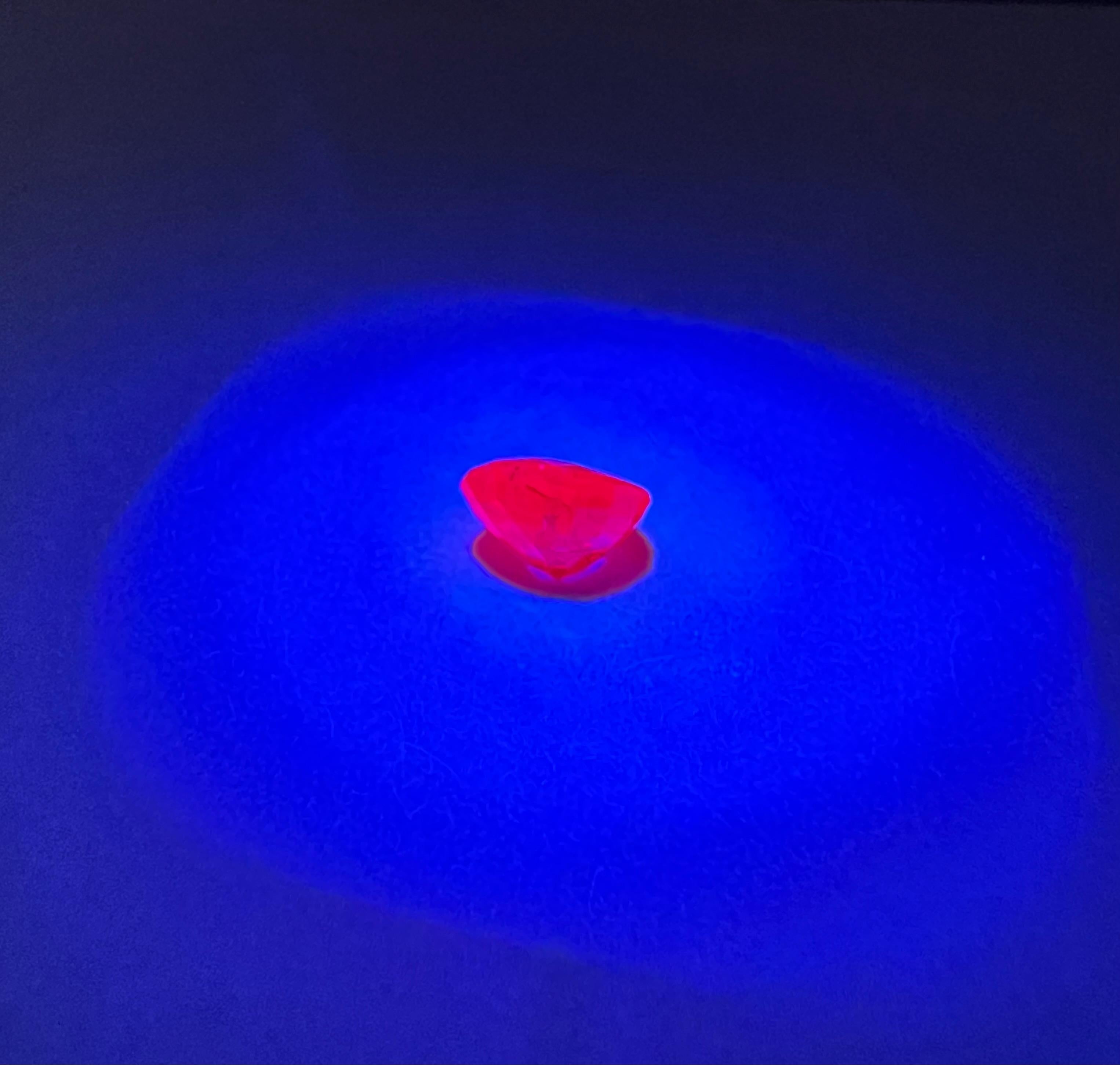 da uomo o donna GIA Certified 0.93ct No-Heat Vivid Purplish-Red Burmese Ruby in vendita