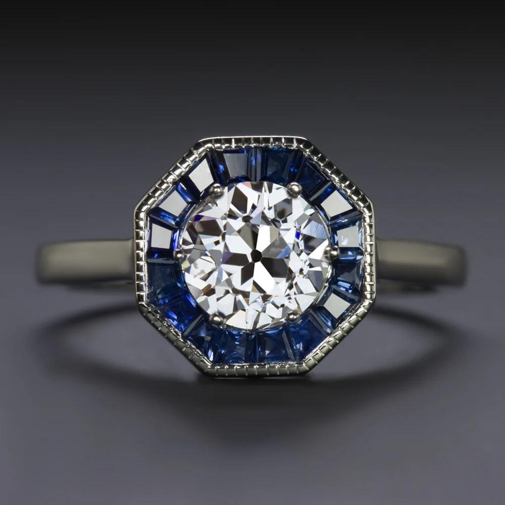 Dieser exquisite Ring im Art-Déco-Stil ist mit einem 0,94 Karat schweren, GIA-zertifizierten Diamanten im alten europäischen Schliff von außergewöhnlichem Glanz ausgestattet, der mit der Farbe E und der Reinheit SI2 bewertet wurde. Trotz des