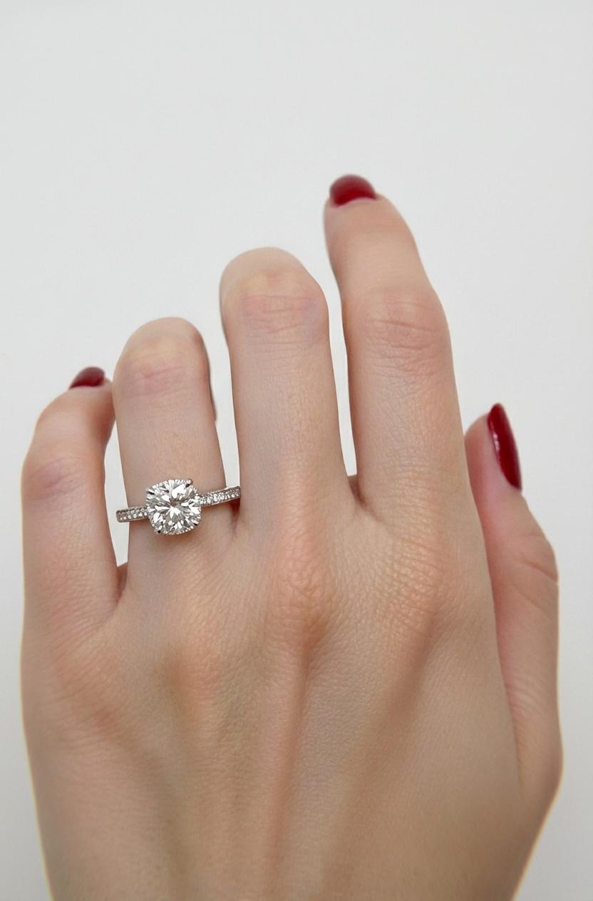 Questo squisito anello di fidanzamento Tacori Dantela è una splendida creazione artigianale in elegante platino, che mette in mostra il caratteristico design a mezzaluna smerlata del marchio e la raffinata lavorazione a raggiera. La pietra centrale