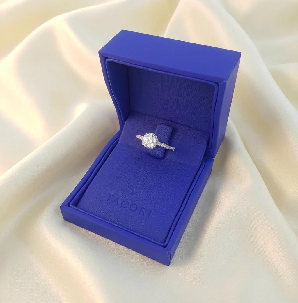 Contemporaneo Anello di fidanzamento con diamante aureolato Tacori Dantela certificato GIA da 0,94 carati in platino in vendita