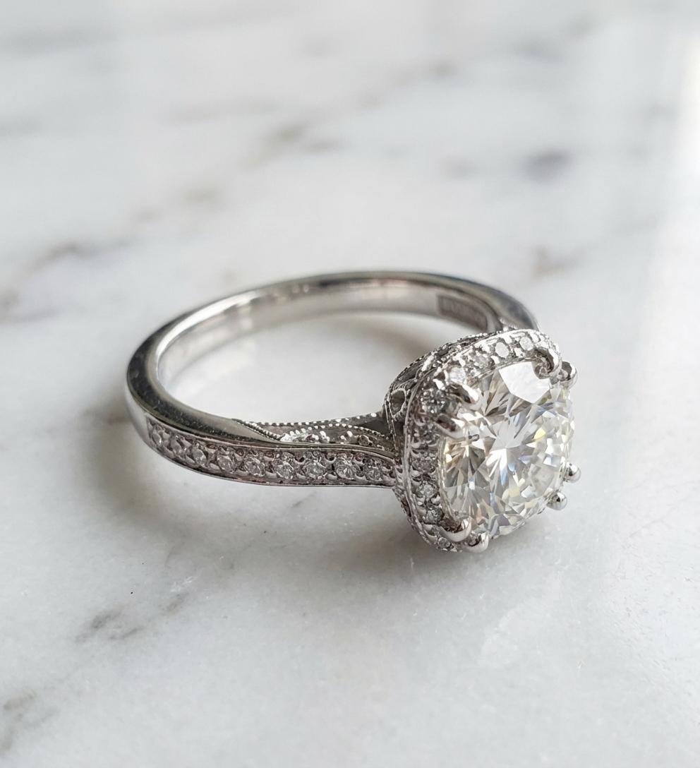 Taglio rotondo Anello di fidanzamento con diamante aureolato Tacori Dantela certificato GIA da 0,94 carati in platino in vendita