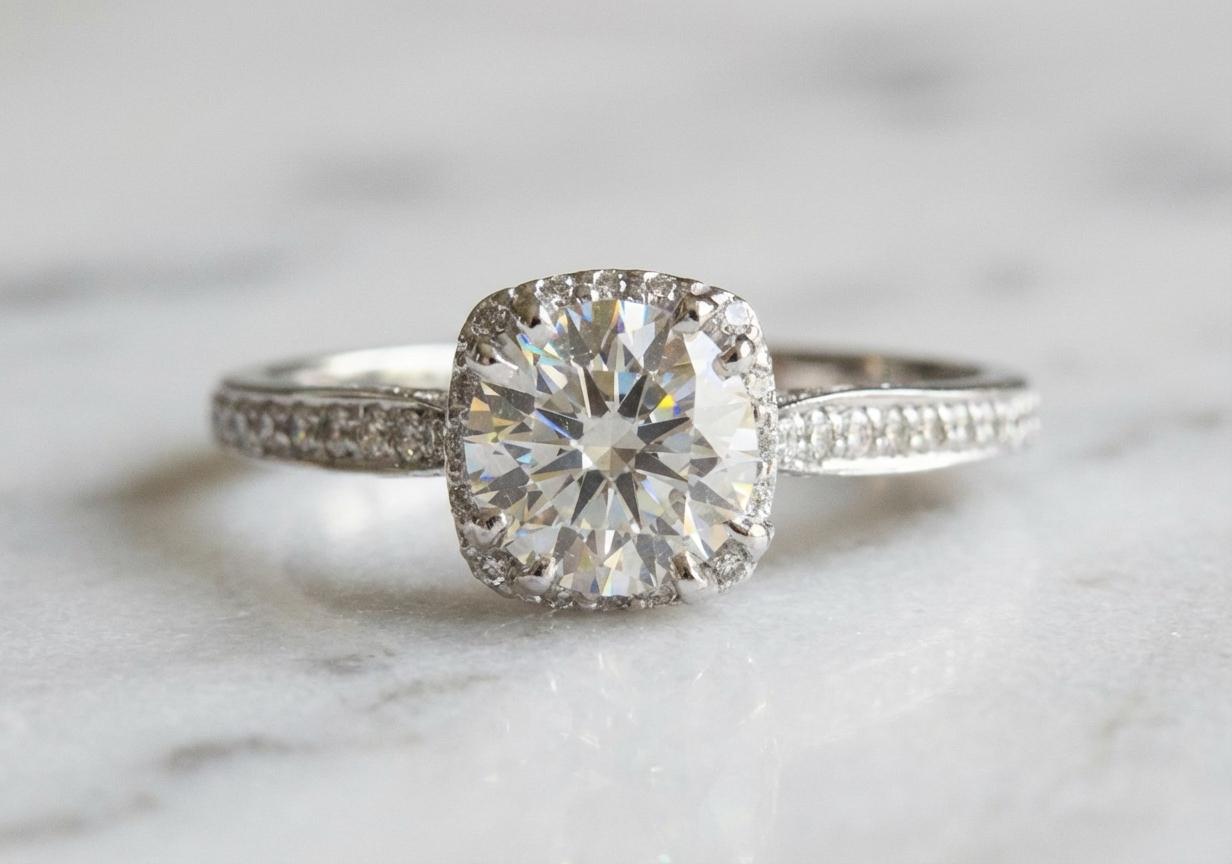 Anello di fidanzamento con diamante aureolato Tacori Dantela certificato GIA da 0,94 carati in platino In condizioni ottime in vendita a Chicago, IL