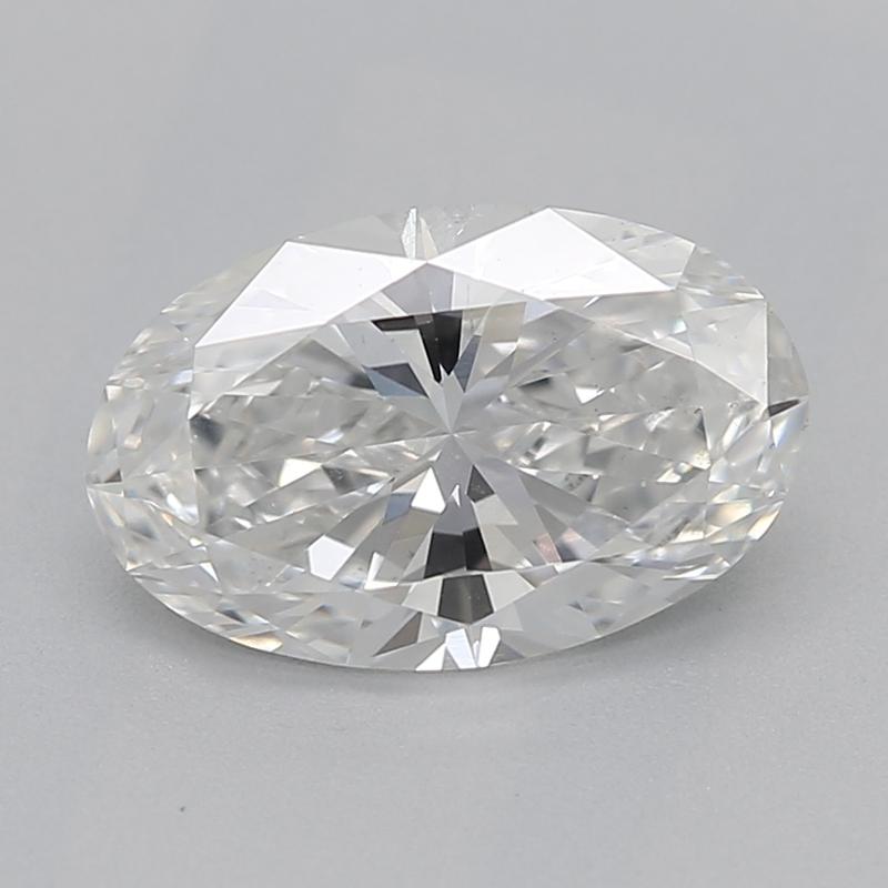 Rehaussez votre collection de bijoux avec cette superbe bague en diamant ornée d'une remarquable pierre centrale ovale G SI1 0,95. La pièce centrale, sertie dans un design raffiné de pinces en relief, est complétée par un ensemble de petits diamants