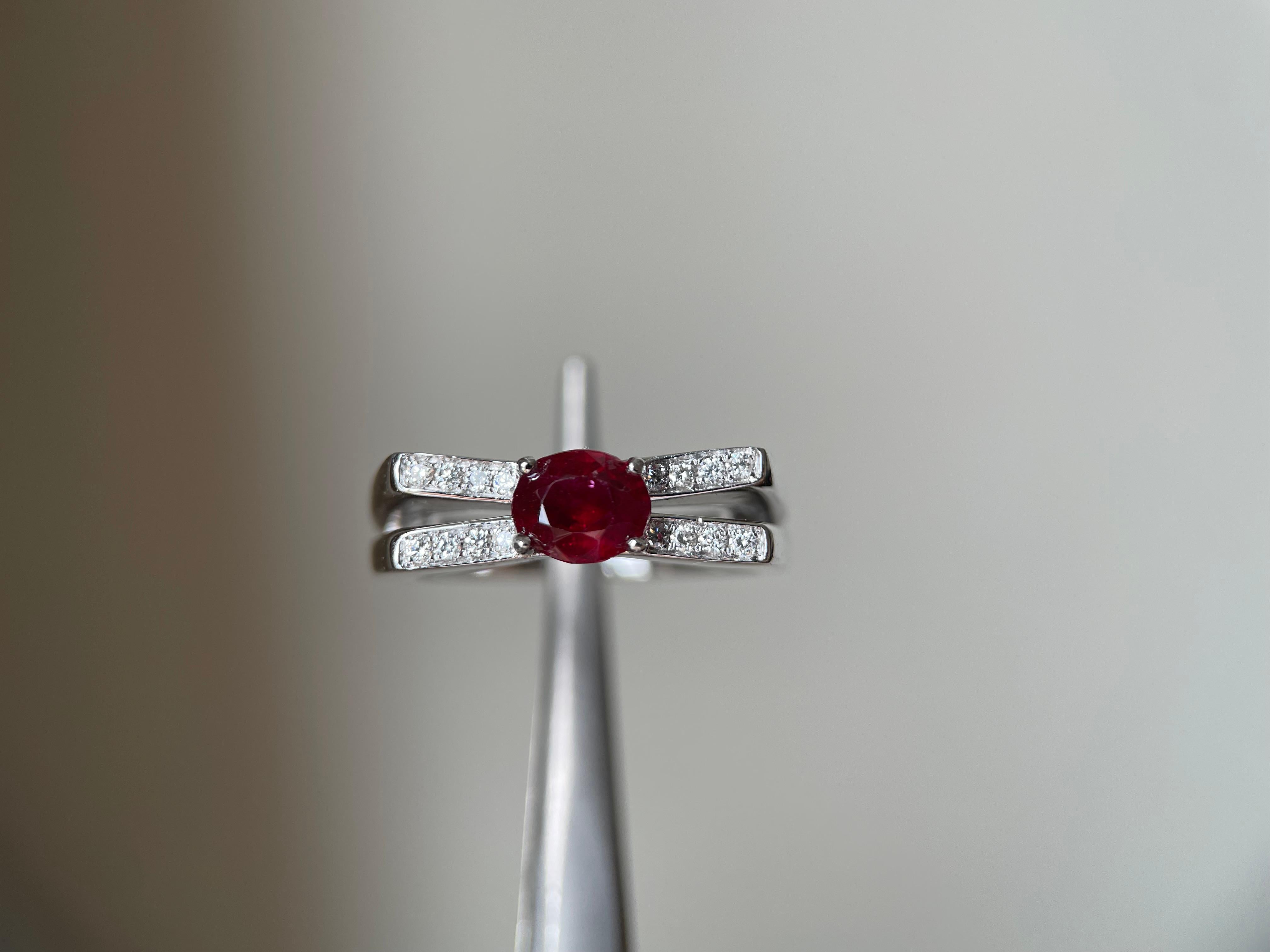 Questo anello con rubino birmano certificato GIA presenta un design unisex che si adatta con eleganza sia agli uomini che alle donne. Il rubino presenta trasparenza, taglio fine e una tonalità rossa intensa. Con 0,96 carati, si avvicina alla soglia