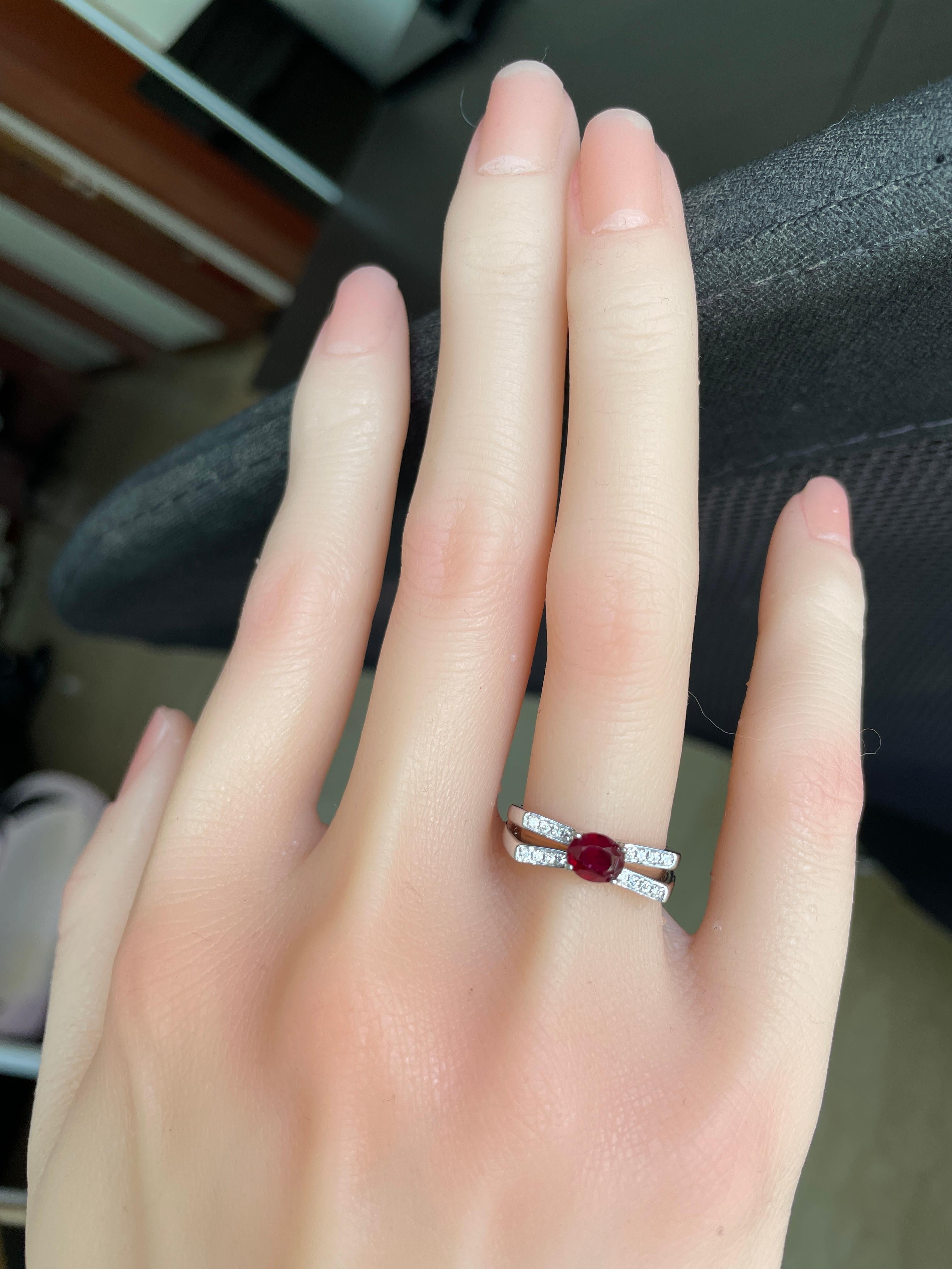 Art Déco Anello con rubino non riscaldato di Birmania certificato GIA da 0,96 carati in oro 18 carati (Anello unisex con rubino) in vendita